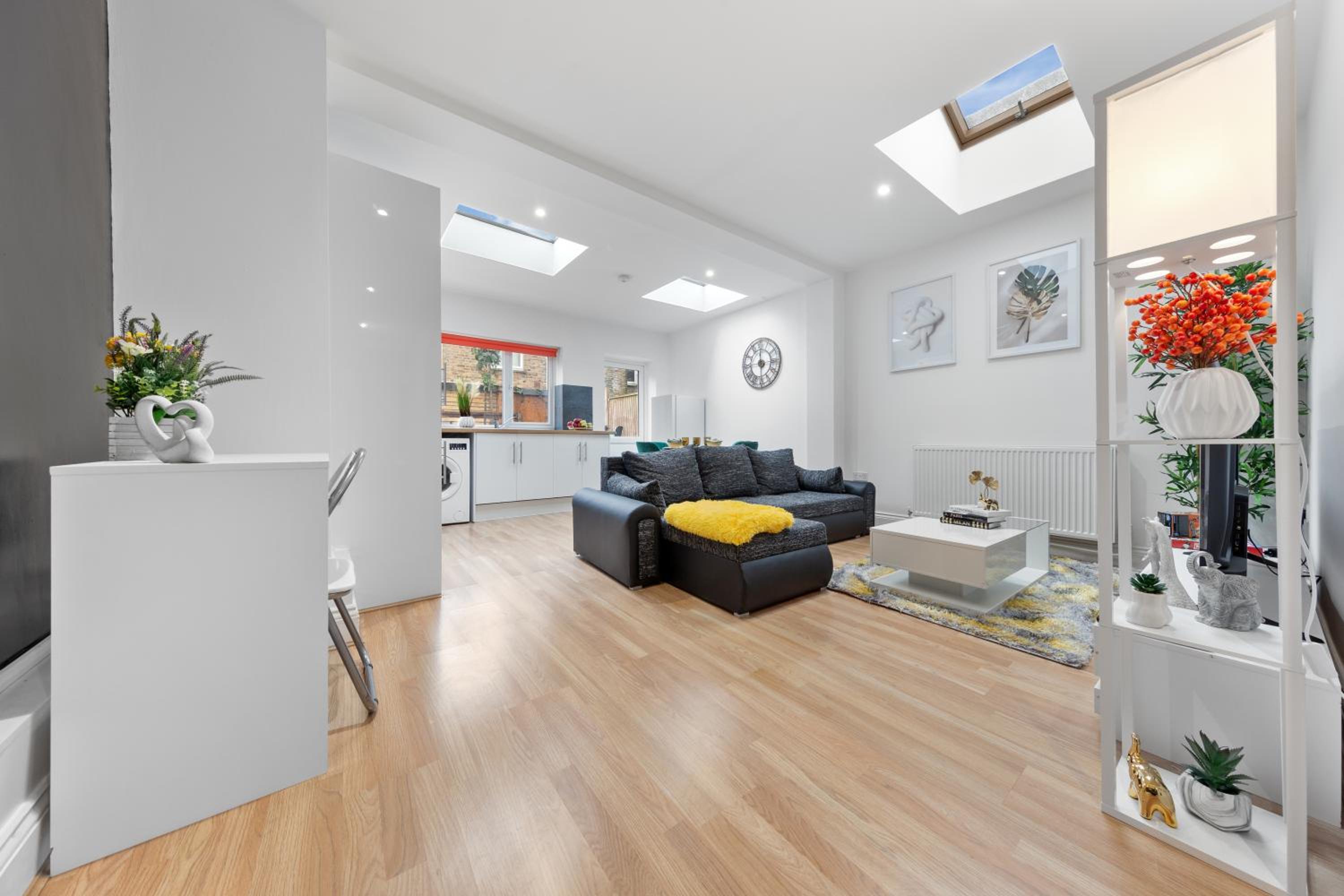 Stylish 2-Bed London House with Garden & Parking-Only 15 Mins to Central London! Sleeps 6 People - Save on Long Stays!