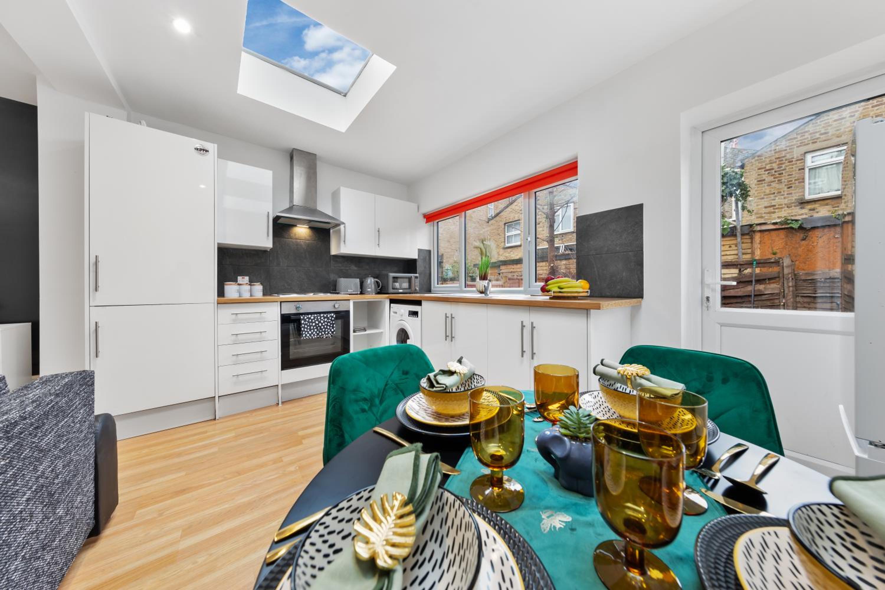 Stylish 2-Bed London House with Garden & Parking-Only 15 Mins to Central London! Sleeps 6 People - Save on Long Stays!