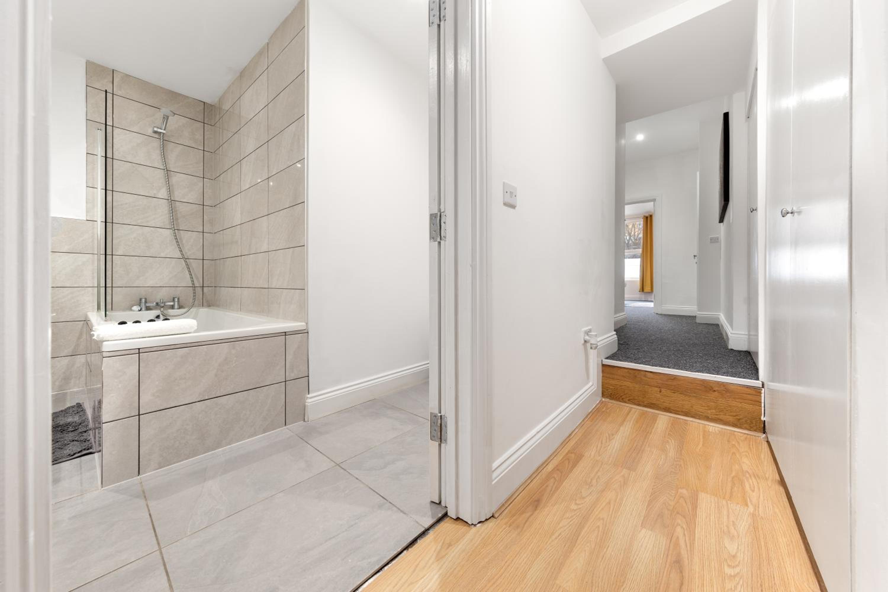 Stylish 2-Bed London House with Garden & Parking-Only 15 Mins to Central London! Sleeps 6 People - Save on Long Stays!