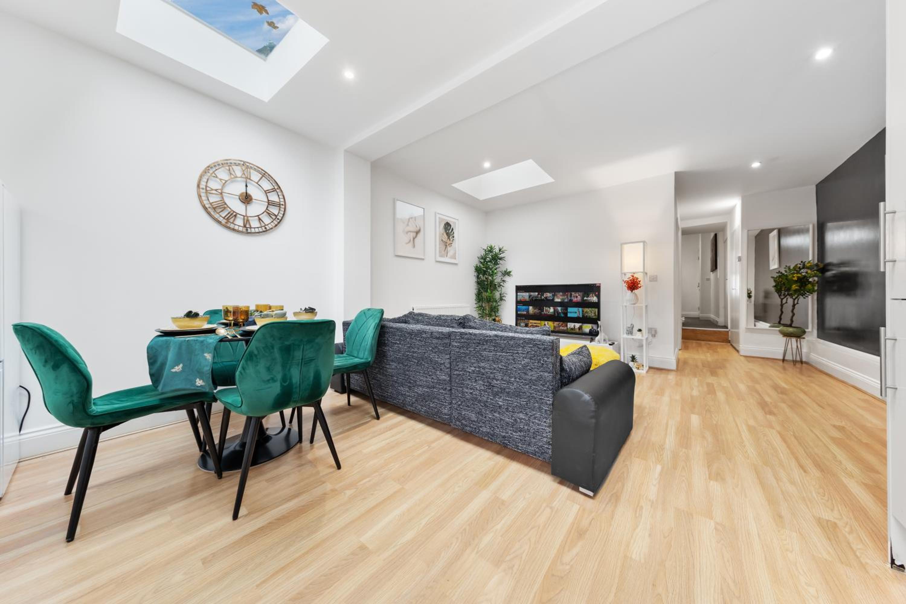 Stylish 2-Bed London House with Garden & Parking-Only 15 Mins to Central London! Sleeps 6 People - Save on Long Stays!