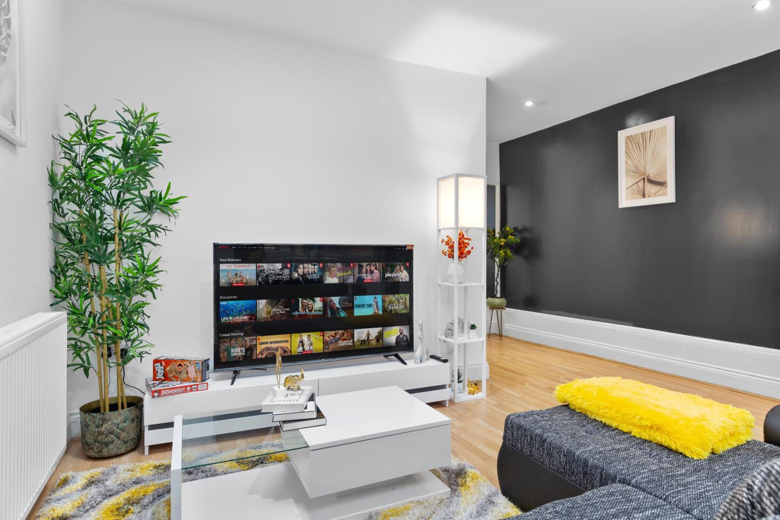 Stylish 2-Bed London House with Garden & Parking-Only 15 Mins to Central London! Sleeps 6 People - Save on Long Stays!