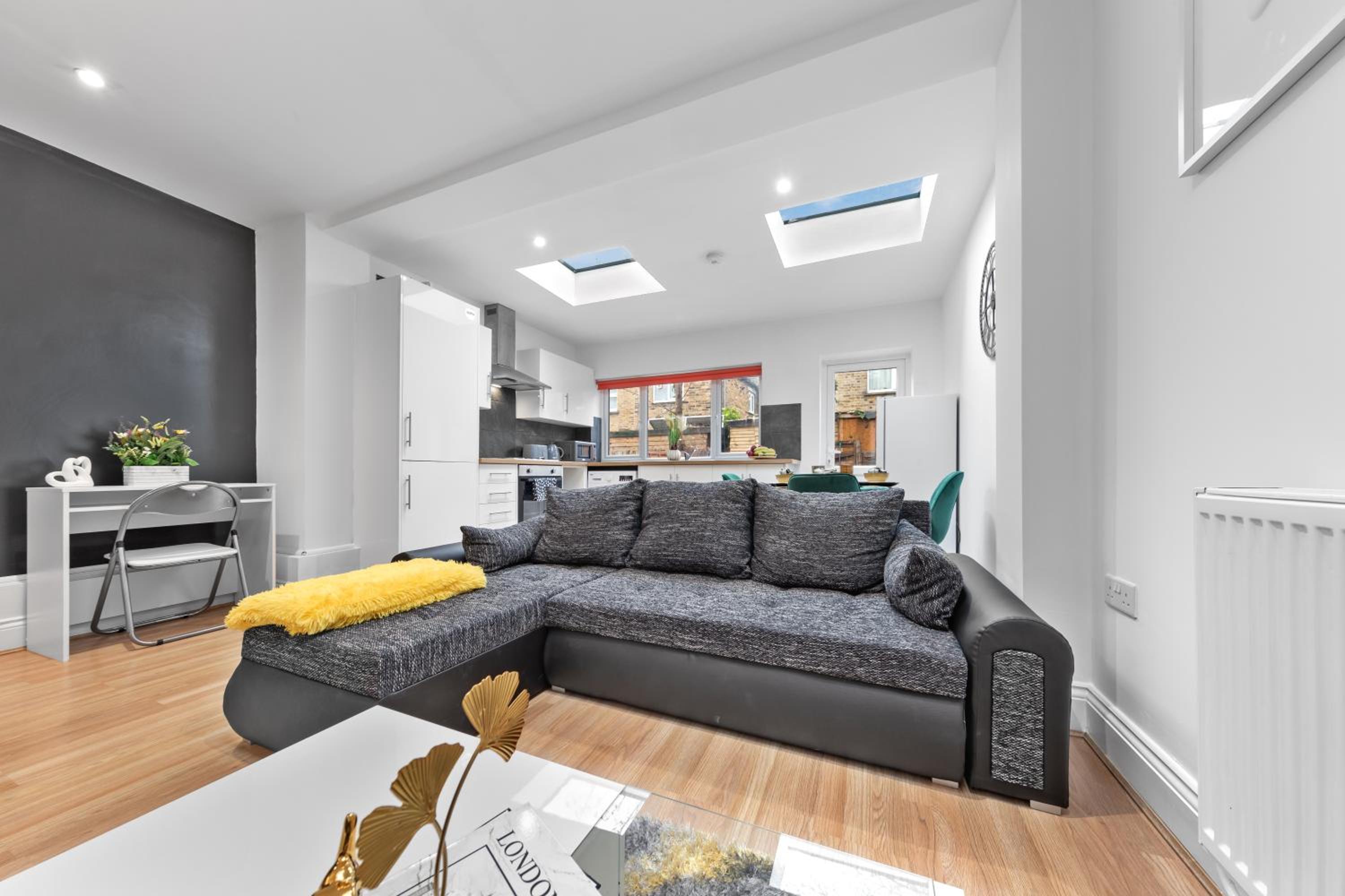 Stylish 2-Bed London House with Garden & Parking-Only 15 Mins to Central London! Sleeps 6 People - Save on Long Stays!