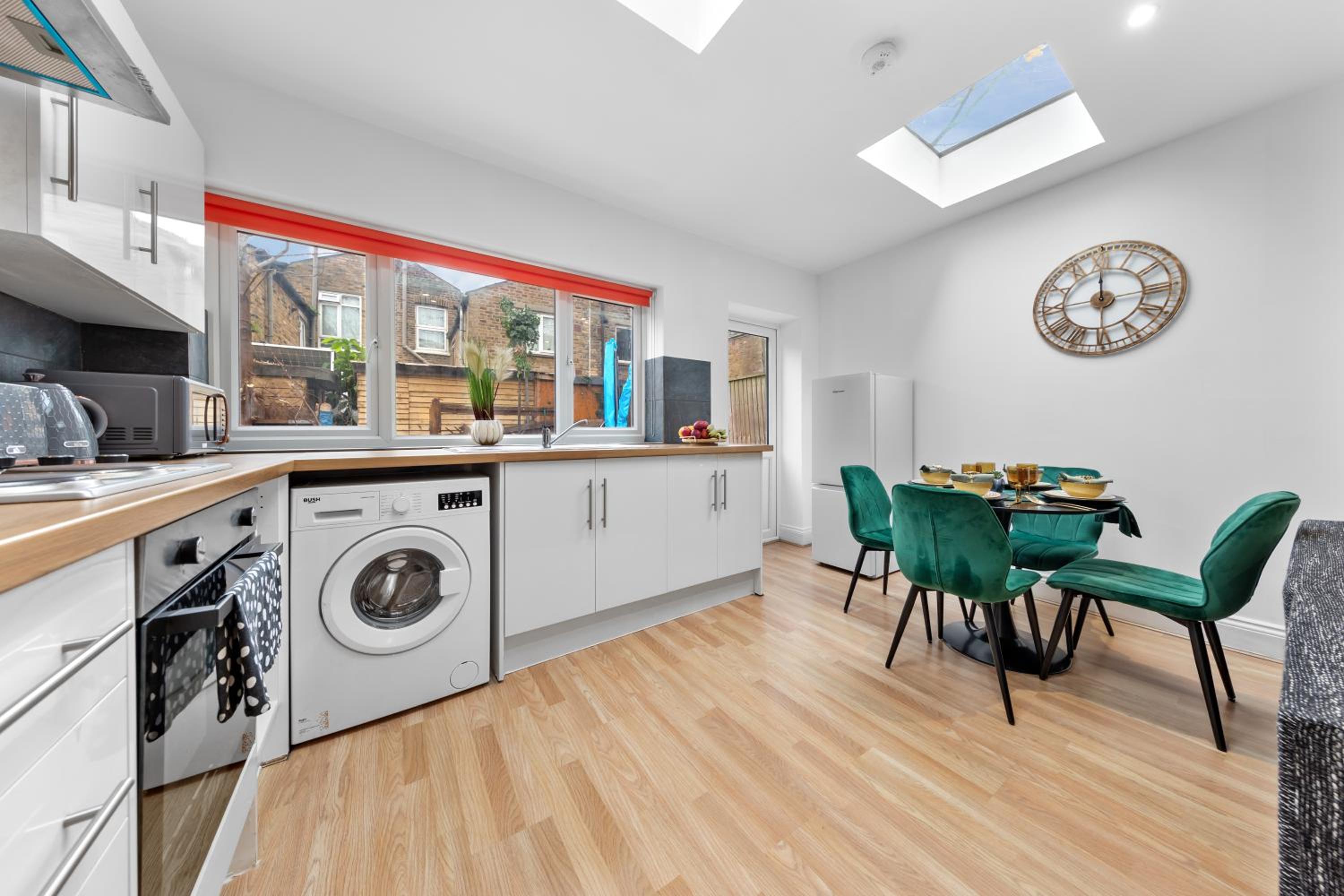 Stylish 2-Bed London House with Garden & Parking-Only 15 Mins to Central London! Sleeps 6 People - Save on Long Stays!