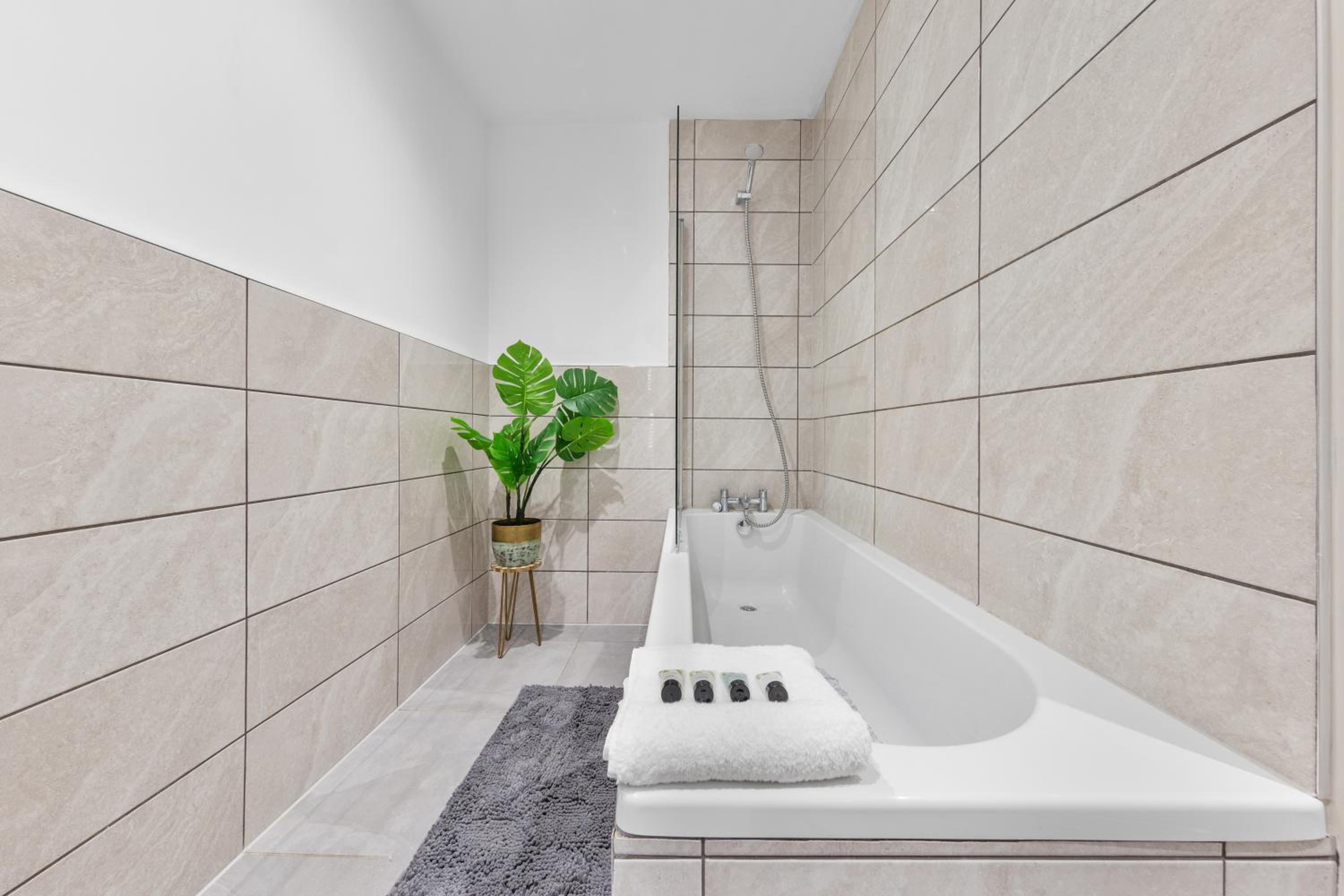 Stylish 2-Bed London House with Garden & Parking-Only 15 Mins to Central London! Sleeps 6 People - Save on Long Stays!