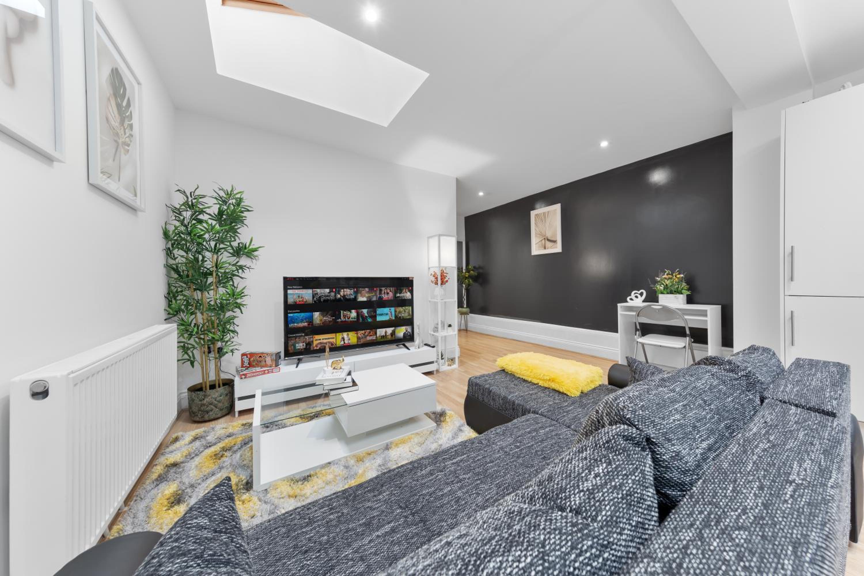 Stylish 2-Bed London House with Garden & Parking-Only 15 Mins to Central London! Sleeps 6 People - Save on Long Stays!