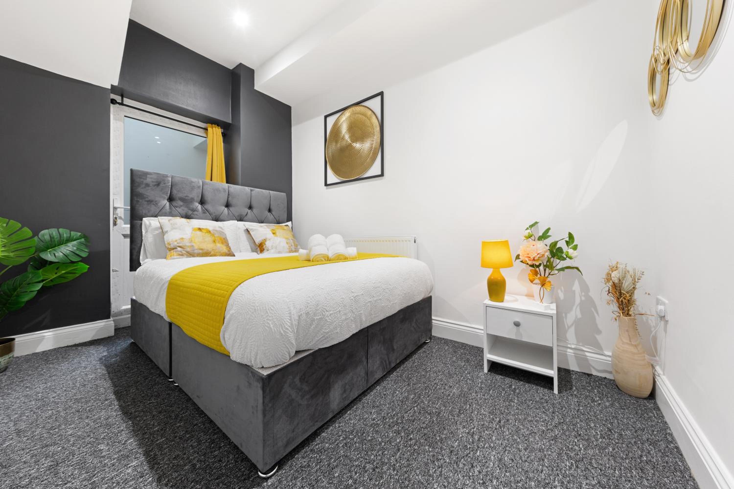 Stylish 2-Bed London House with Garden & Parking-Only 15 Mins to Central London! Sleeps 6 People - Save on Long Stays!