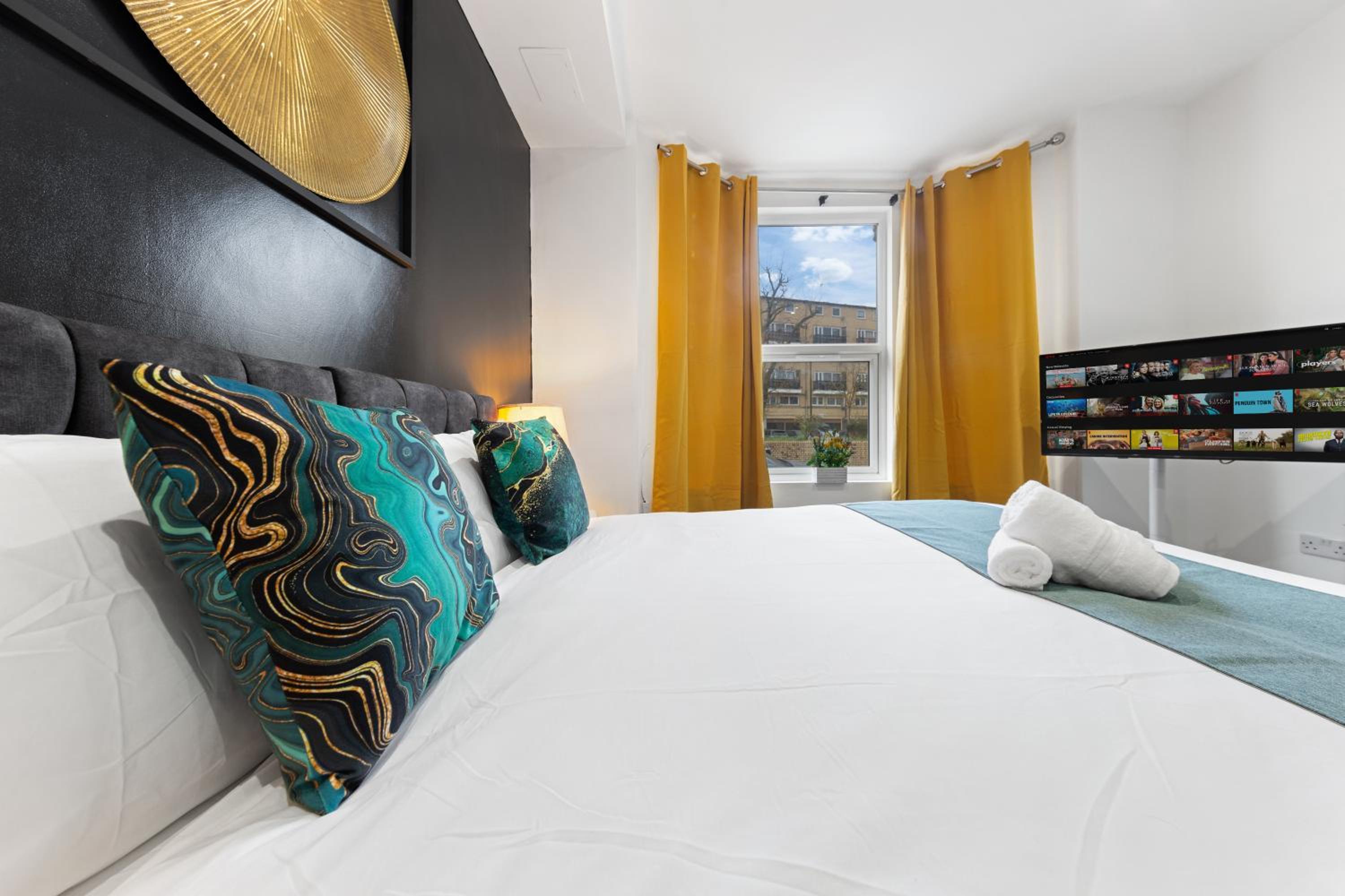 Stylish 2-Bed London House with Garden & Parking-Only 15 Mins to Central London! Sleeps 6 People - Save on Long Stays!