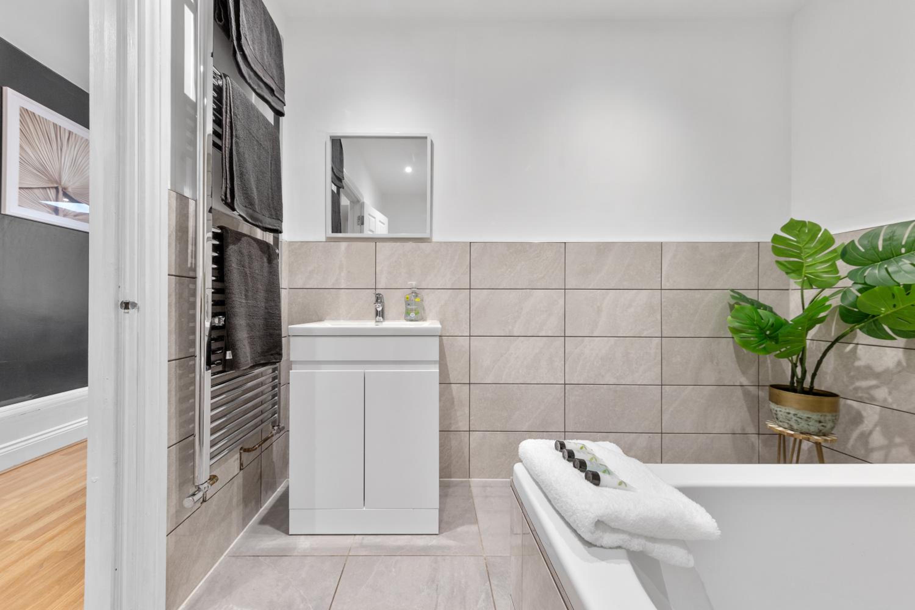 Stylish 2-Bed London House with Garden & Parking-Only 15 Mins to Central London! Sleeps 6 People - Save on Long Stays!