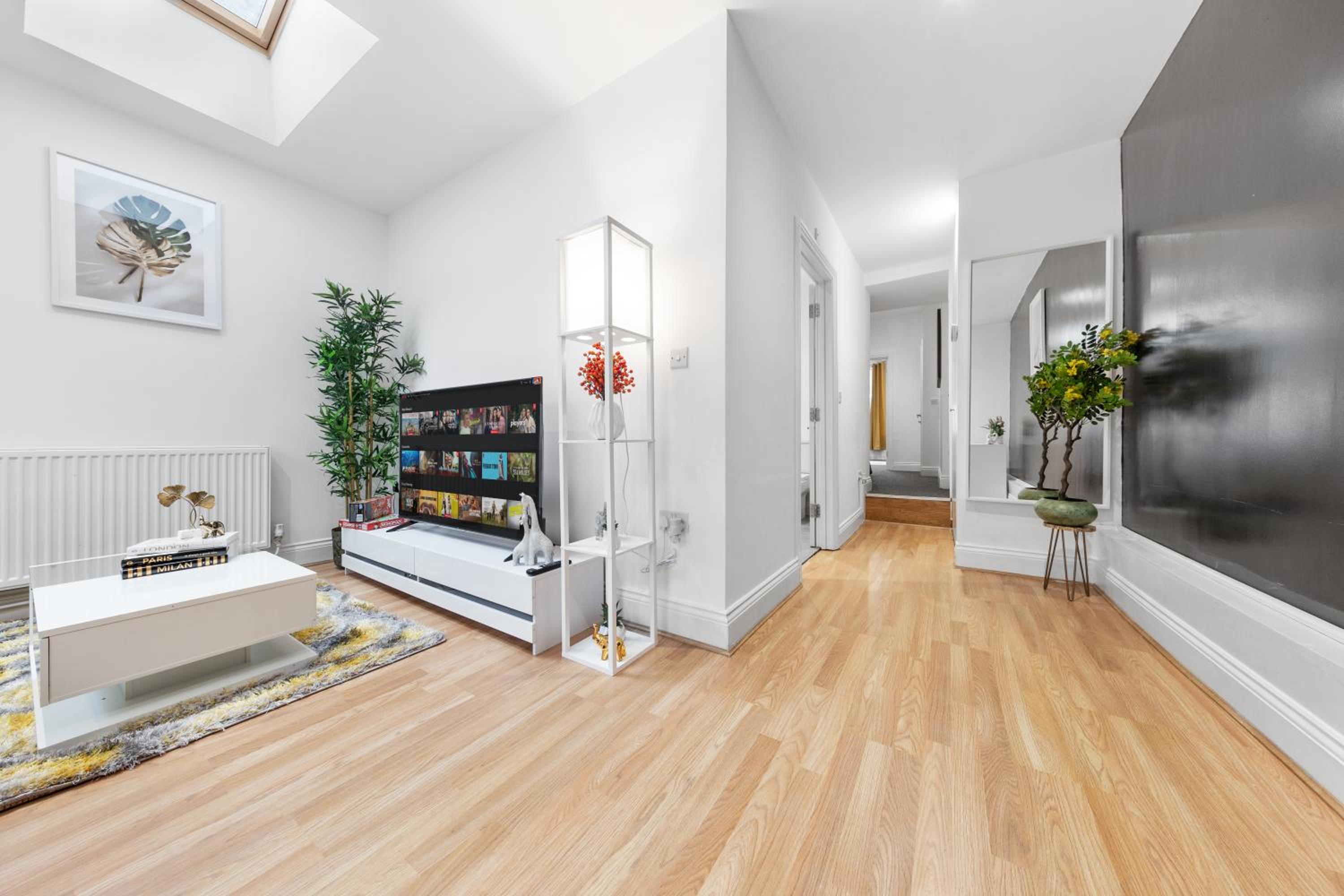 Stylish 2-Bed London House with Garden & Parking-Only 15 Mins to Central London! Sleeps 6 People - Save on Long Stays!