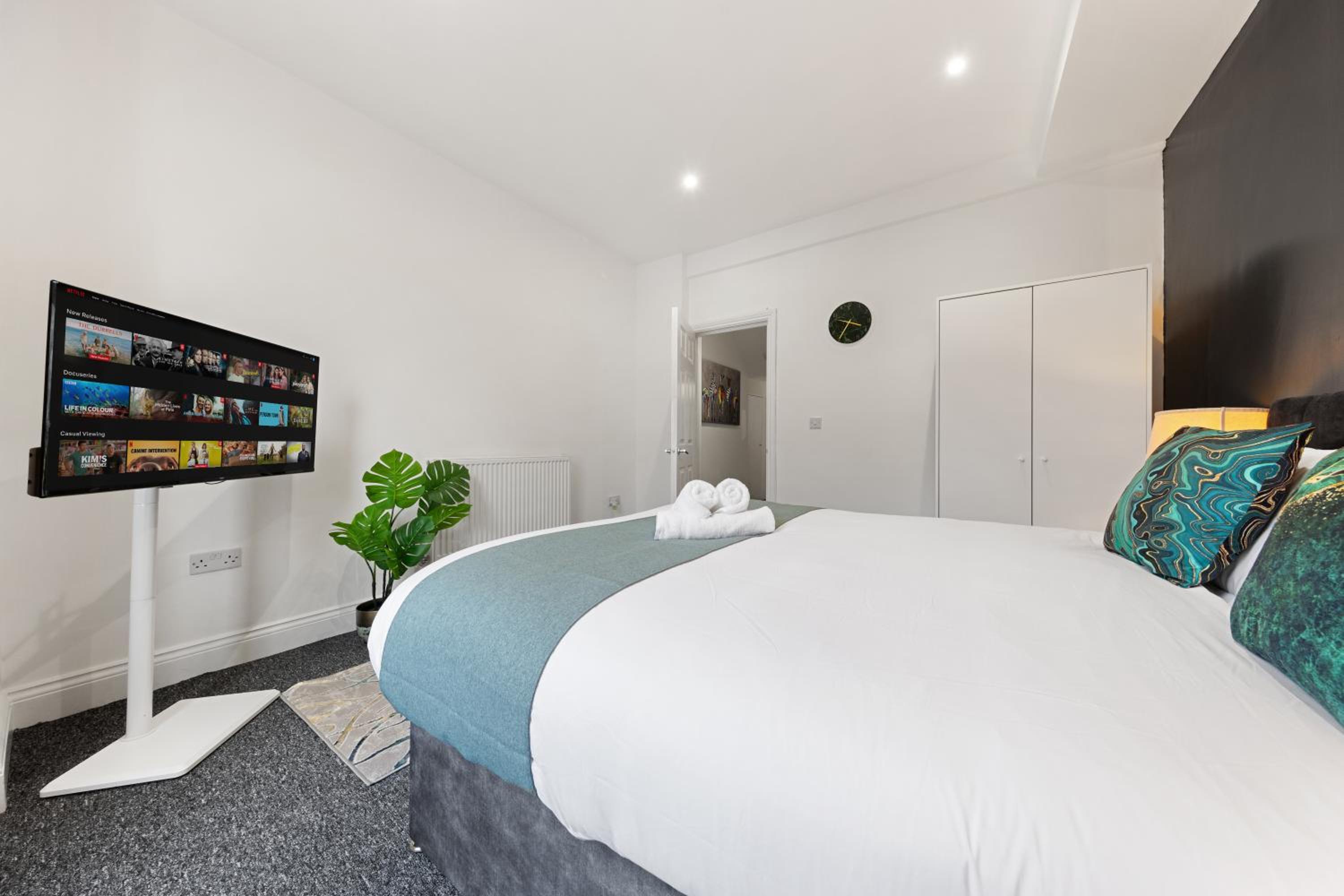 Stylish 2-Bed London House with Garden & Parking-Only 15 Mins to Central London! Sleeps 6 People - Save on Long Stays!