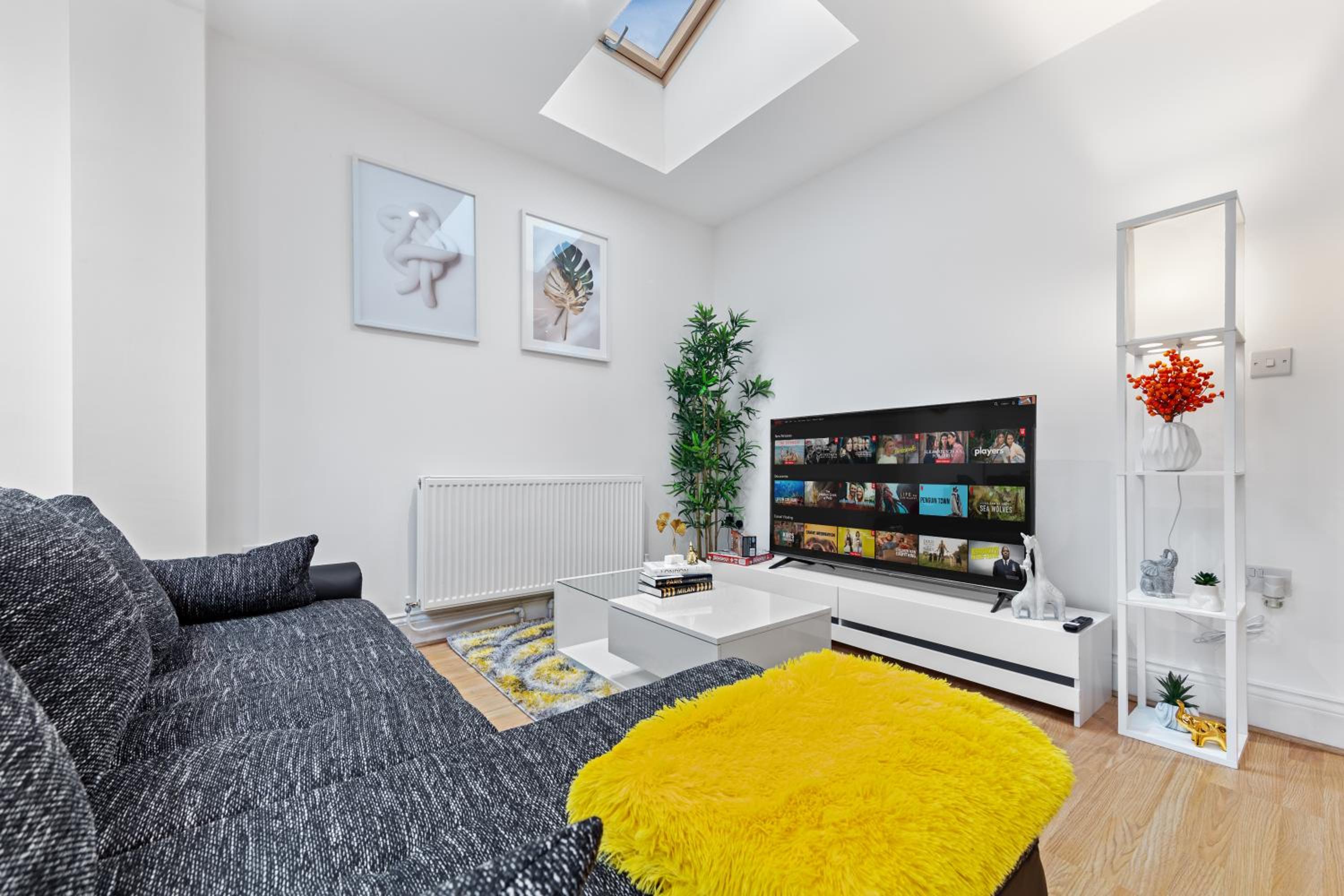 Stylish 2-Bed London House with Garden & Parking-Only 15 Mins to Central London! Sleeps 6 People - Save on Long Stays!