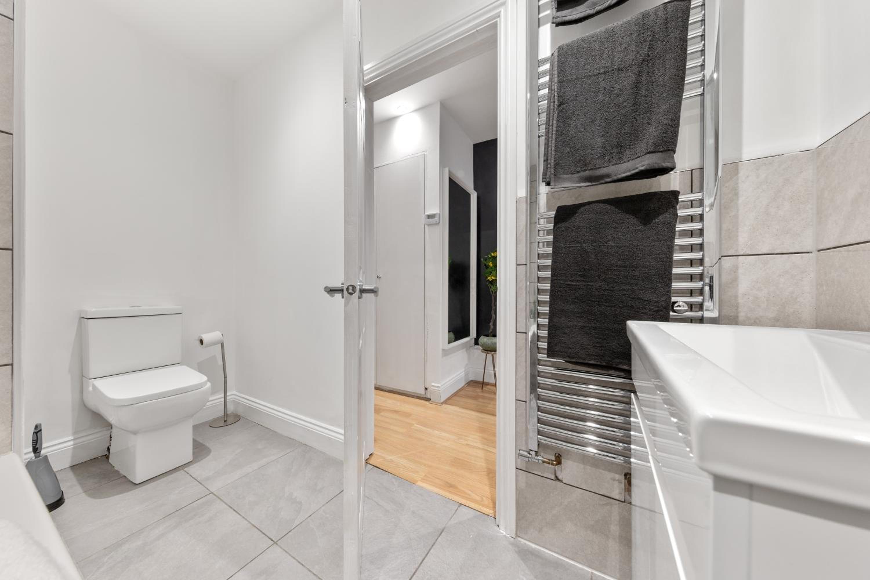 Stylish 2-Bed London House with Garden & Parking-Only 15 Mins to Central London! Sleeps 6 People - Save on Long Stays!