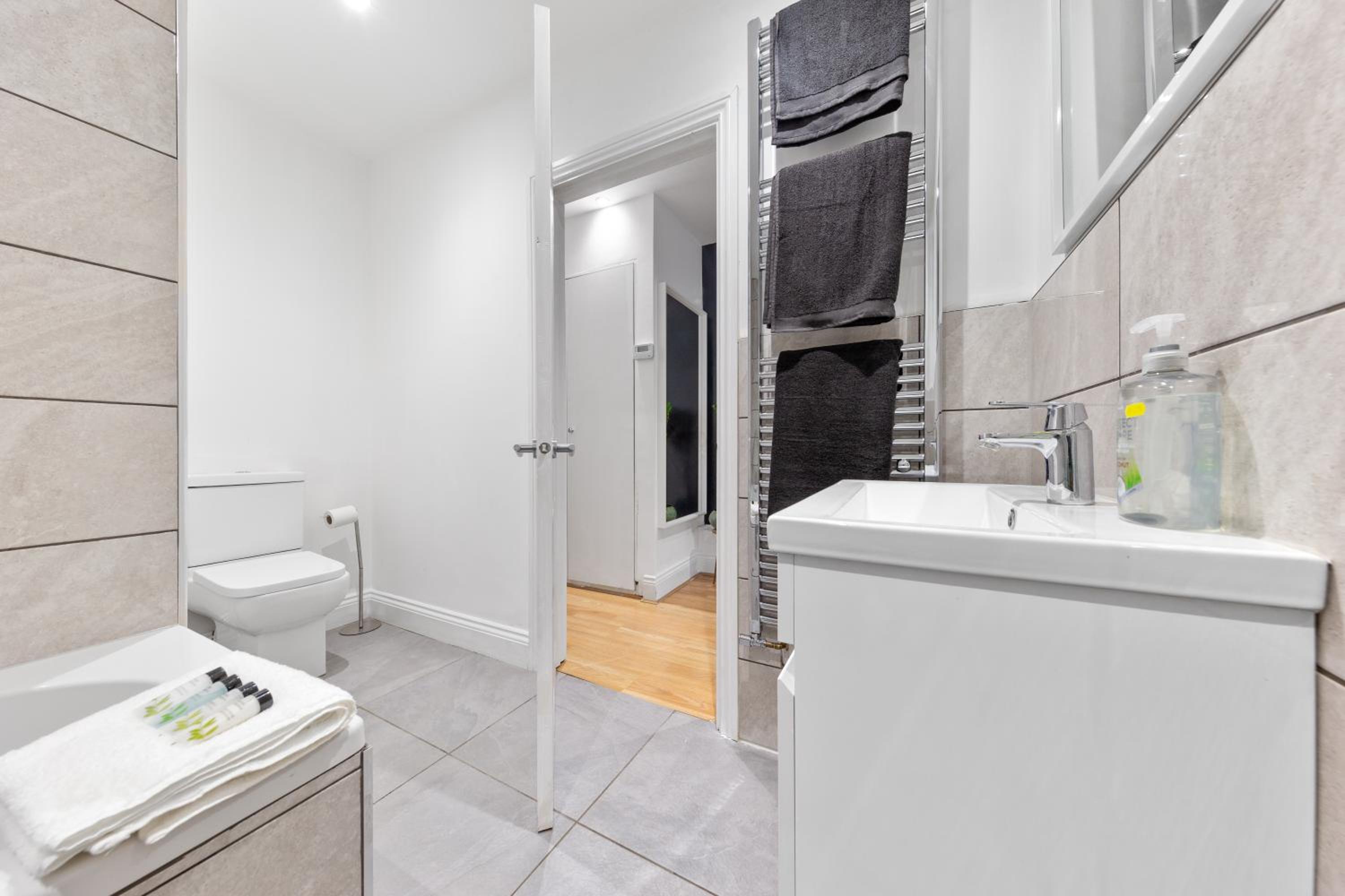 Stylish 2-Bed London House with Garden & Parking-Only 15 Mins to Central London! Sleeps 6 People - Save on Long Stays!