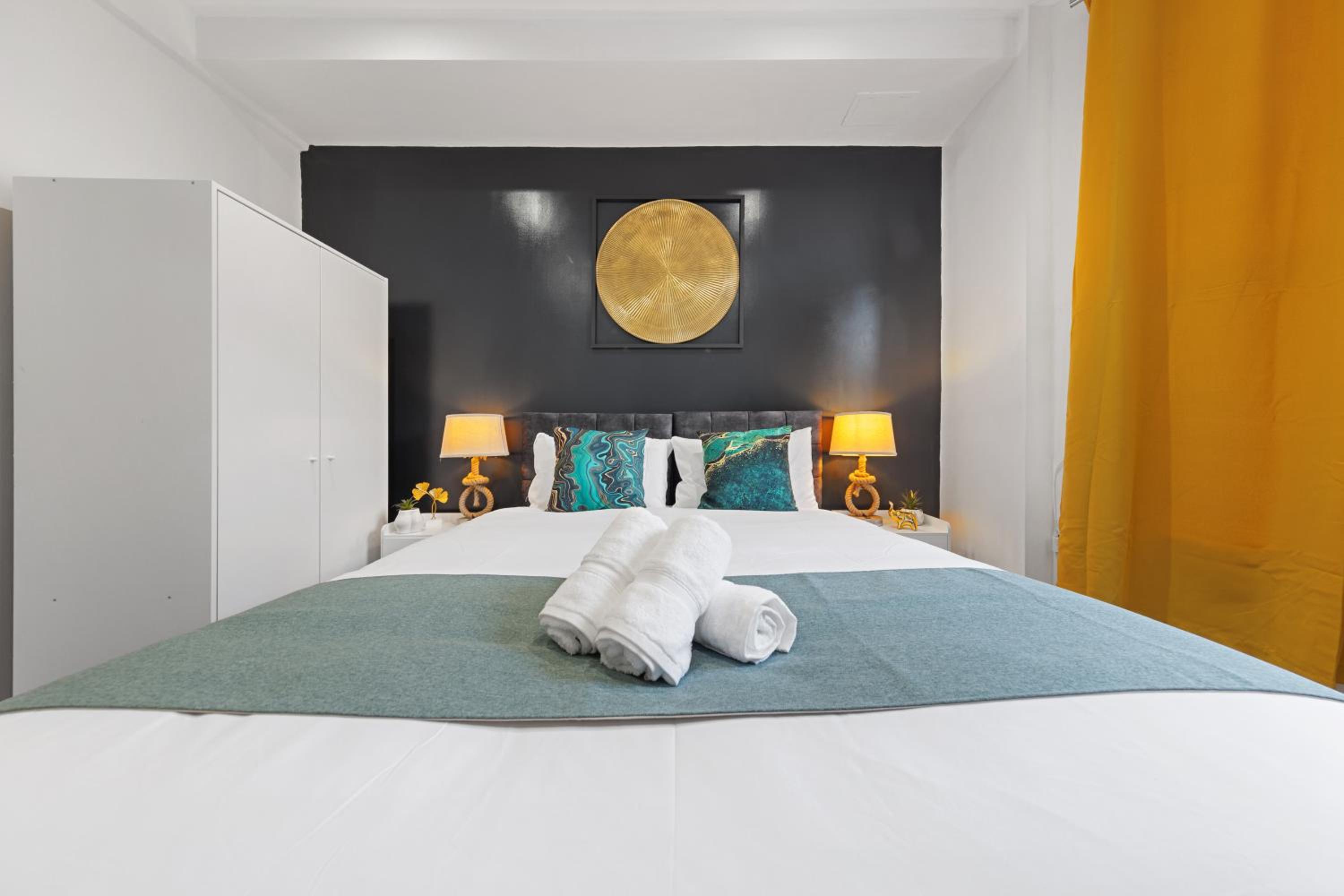 Stylish 2-Bed London House with Garden & Parking-Only 15 Mins to Central London! Sleeps 6 People - Save on Long Stays!