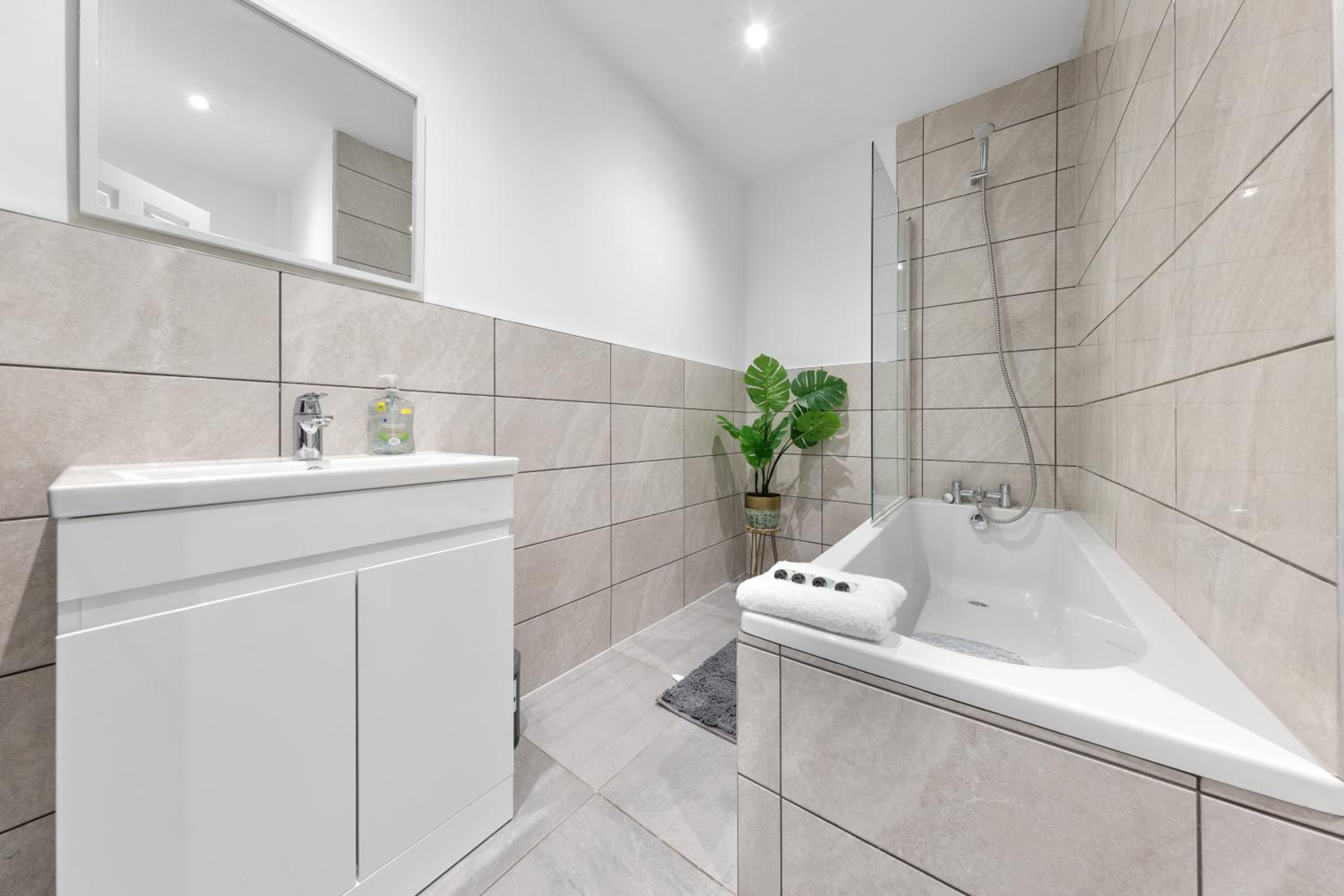 Stylish 2-Bed London House with Garden & Parking-Only 15 Mins to Central London! Sleeps 6 People - Save on Long Stays!
