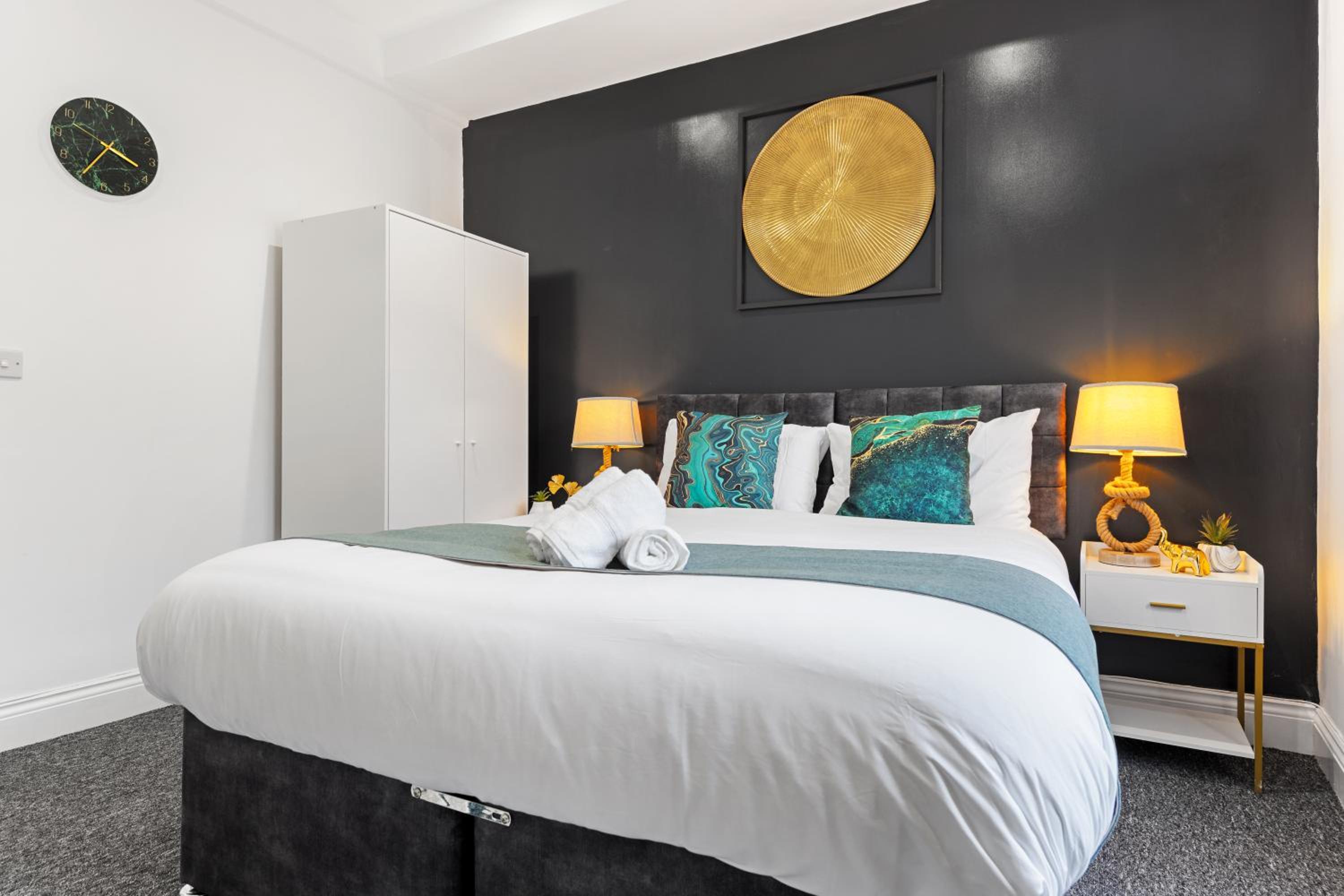 Stylish 2-Bed London House with Garden & Parking-Only 15 Mins to Central London! Sleeps 6 People - Save on Long Stays!