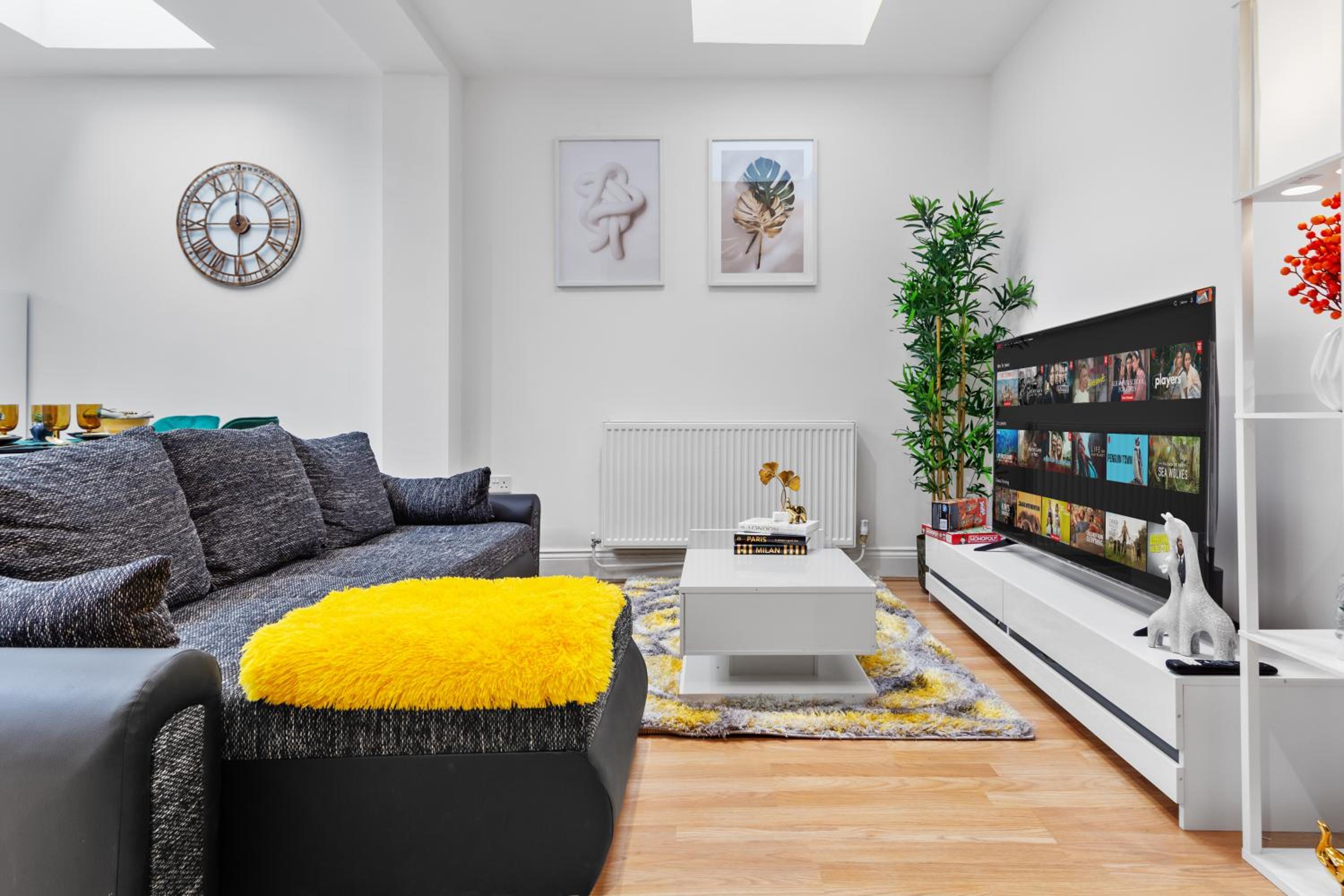 Stylish 2-Bed London House with Garden & Parking-Only 15 Mins to Central London! Sleeps 6 People - Save on Long Stays!