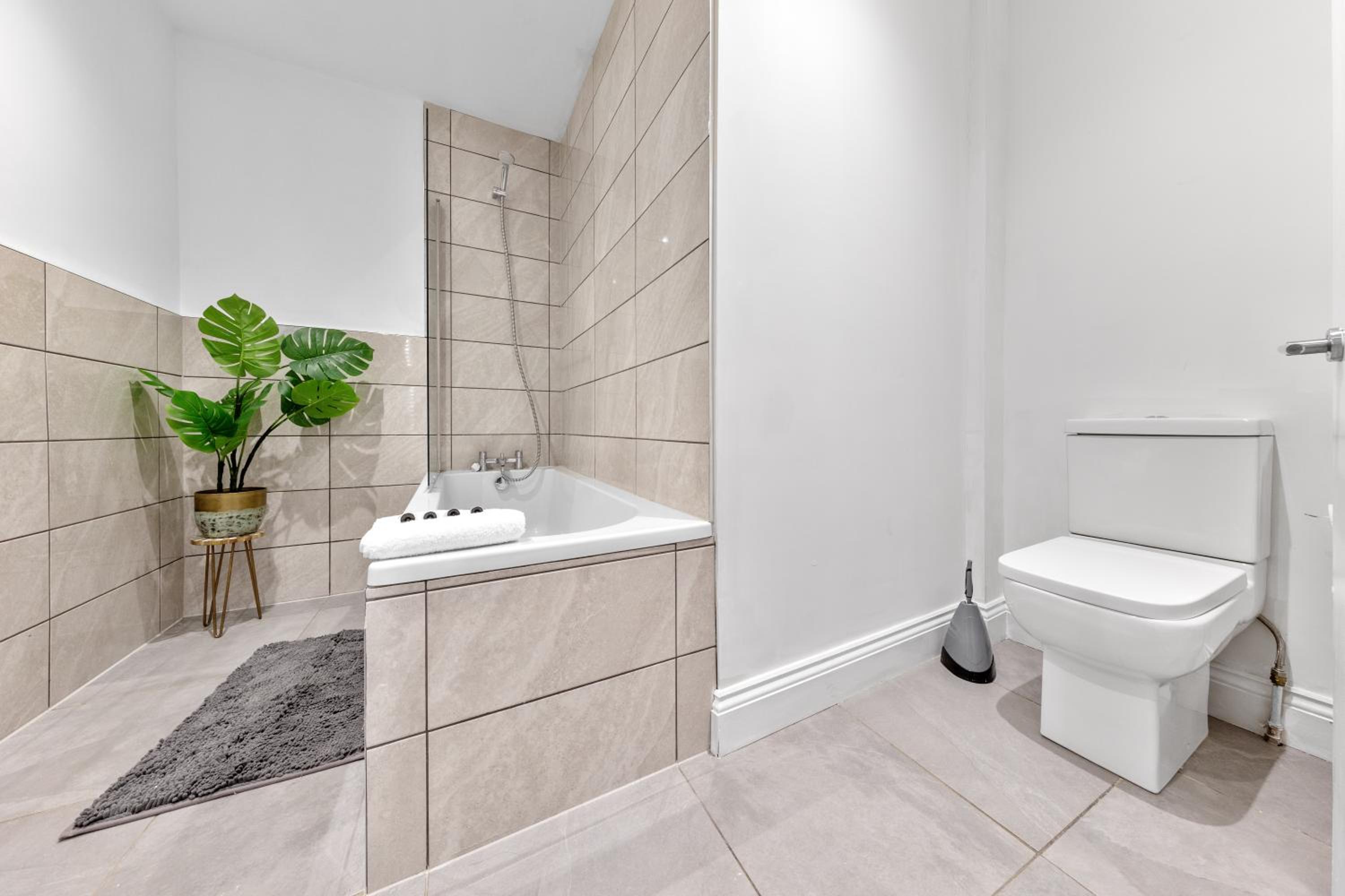 Stylish 2-Bed London House with Garden & Parking-Only 15 Mins to Central London! Sleeps 6 People - Save on Long Stays!