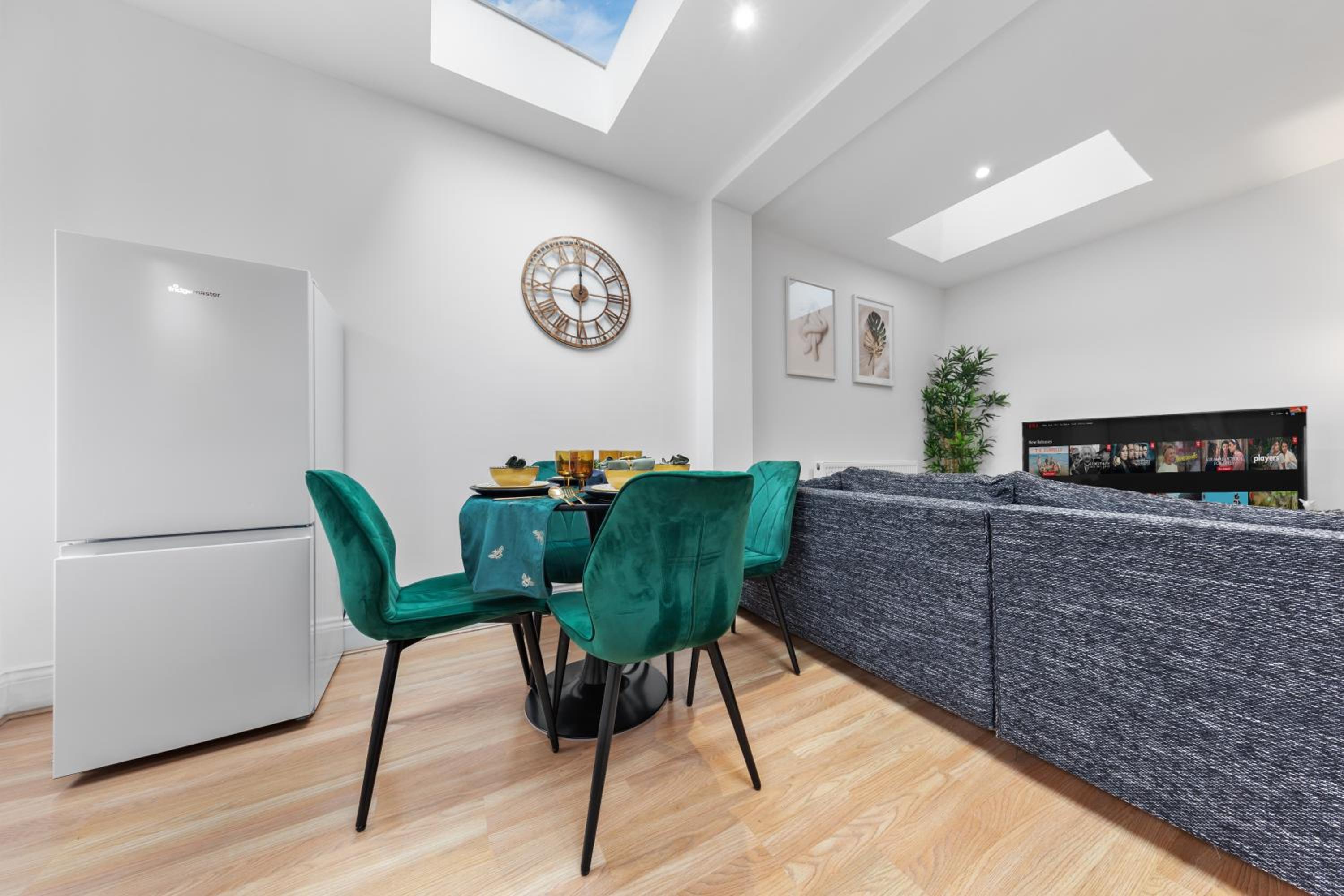 Stylish 2-Bed London House with Garden & Parking-Only 15 Mins to Central London! Sleeps 6 People - Save on Long Stays!