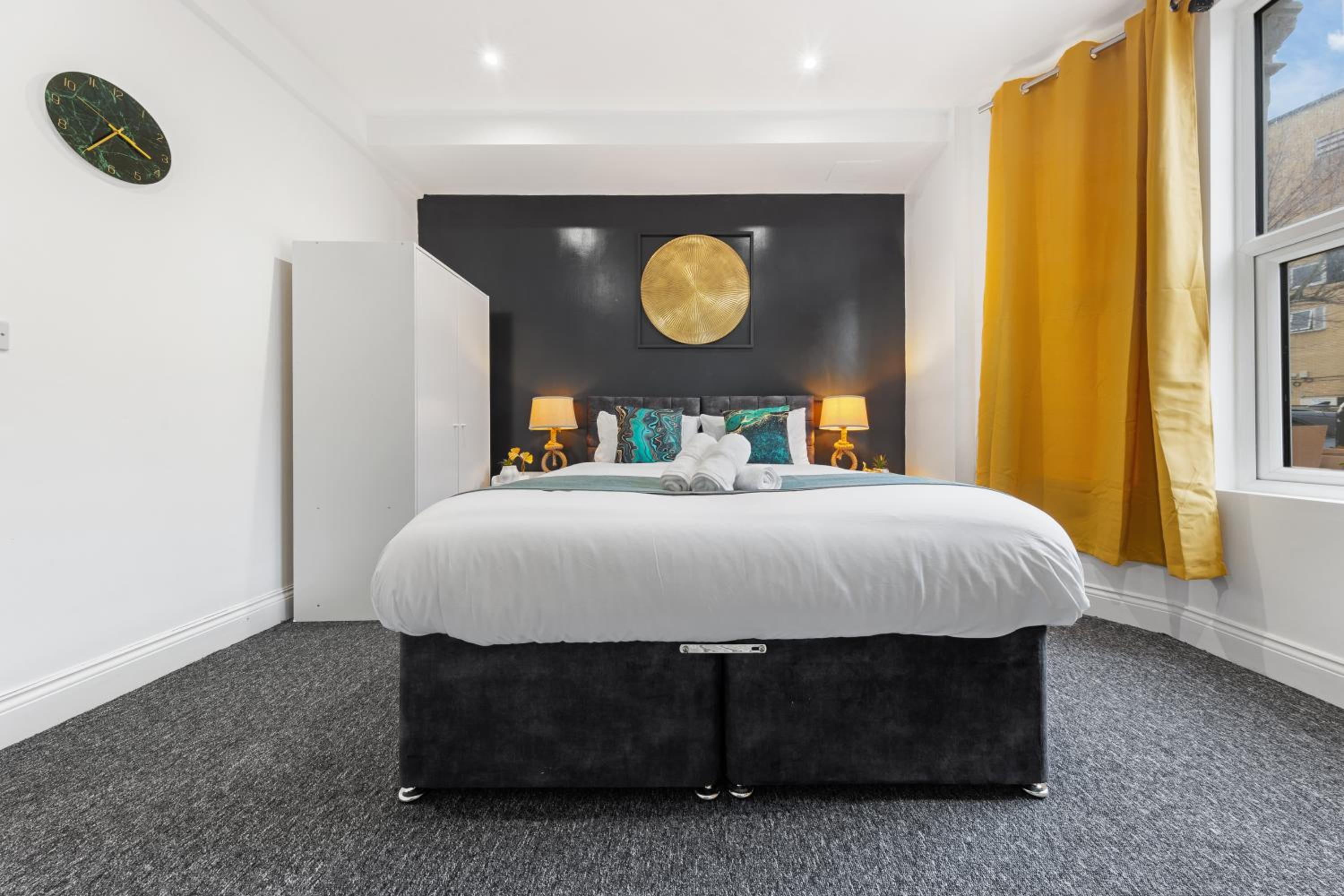 Stylish 2-Bed London House with Garden & Parking-Only 15 Mins to Central London! Sleeps 6 People - Save on Long Stays!