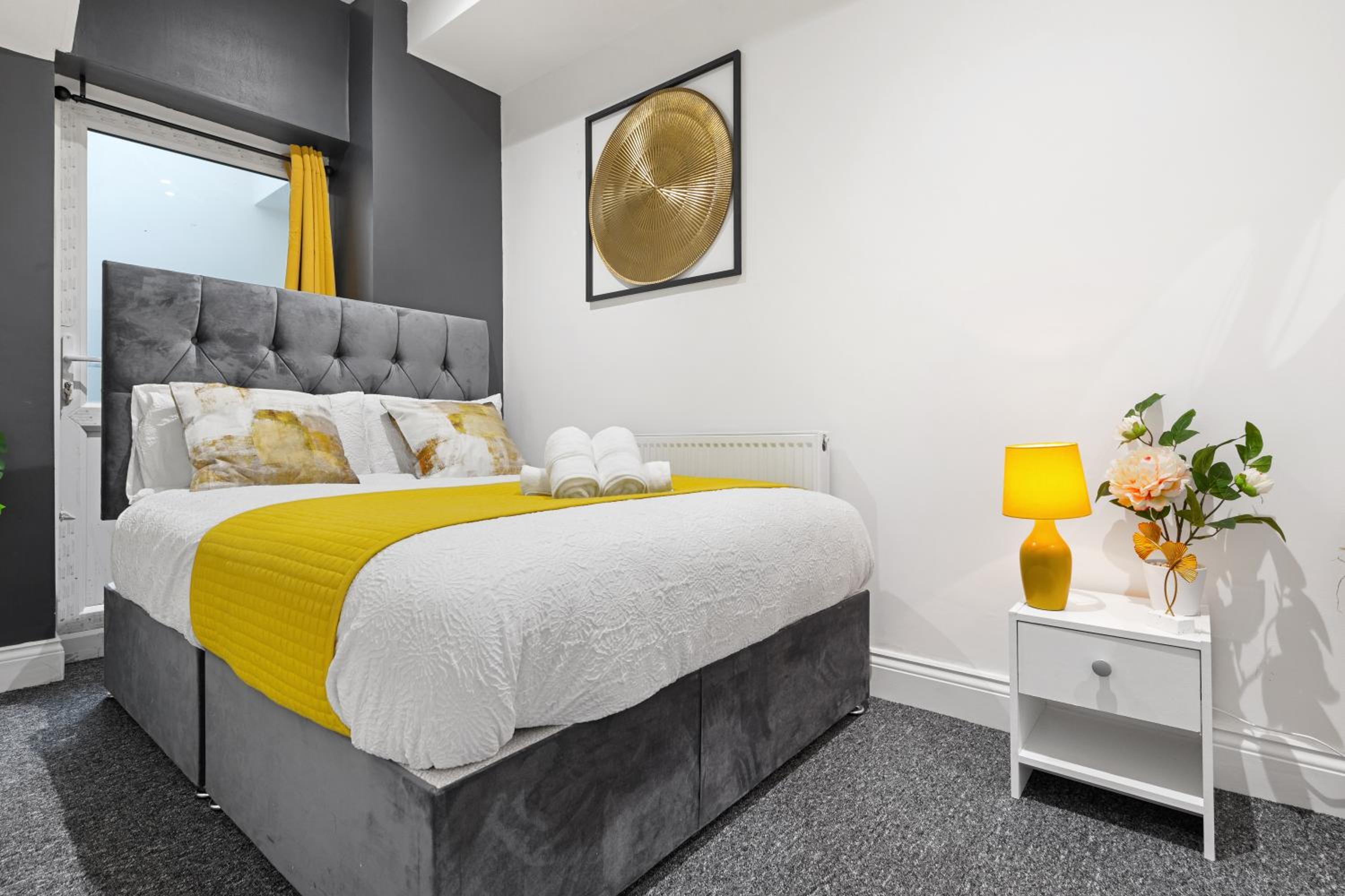 Stylish 2-Bed London House with Garden & Parking-Only 15 Mins to Central London! Sleeps 6 People - Save on Long Stays!
