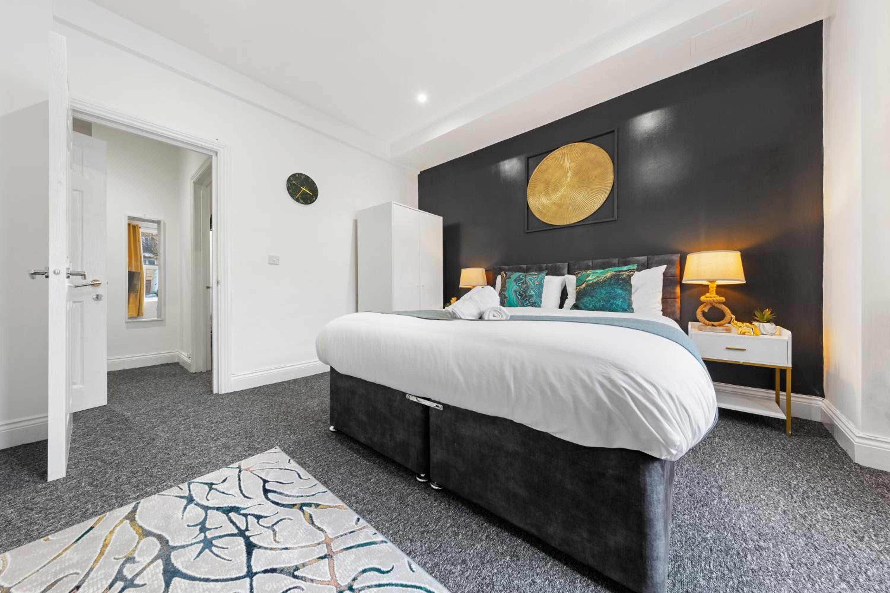 Stylish 2-Bed London House with Garden & Parking-Only 15 Mins to Central London! Sleeps 6 People - Save on Long Stays!