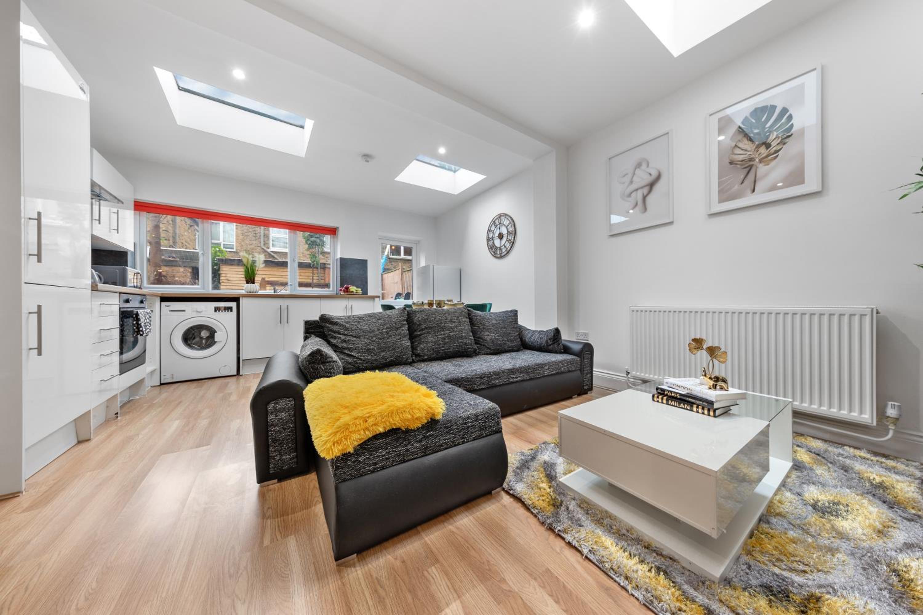 Stylish 2-Bed London House with Garden & Parking-Only 15 Mins to Central London! Sleeps 6 People - Save on Long Stays!