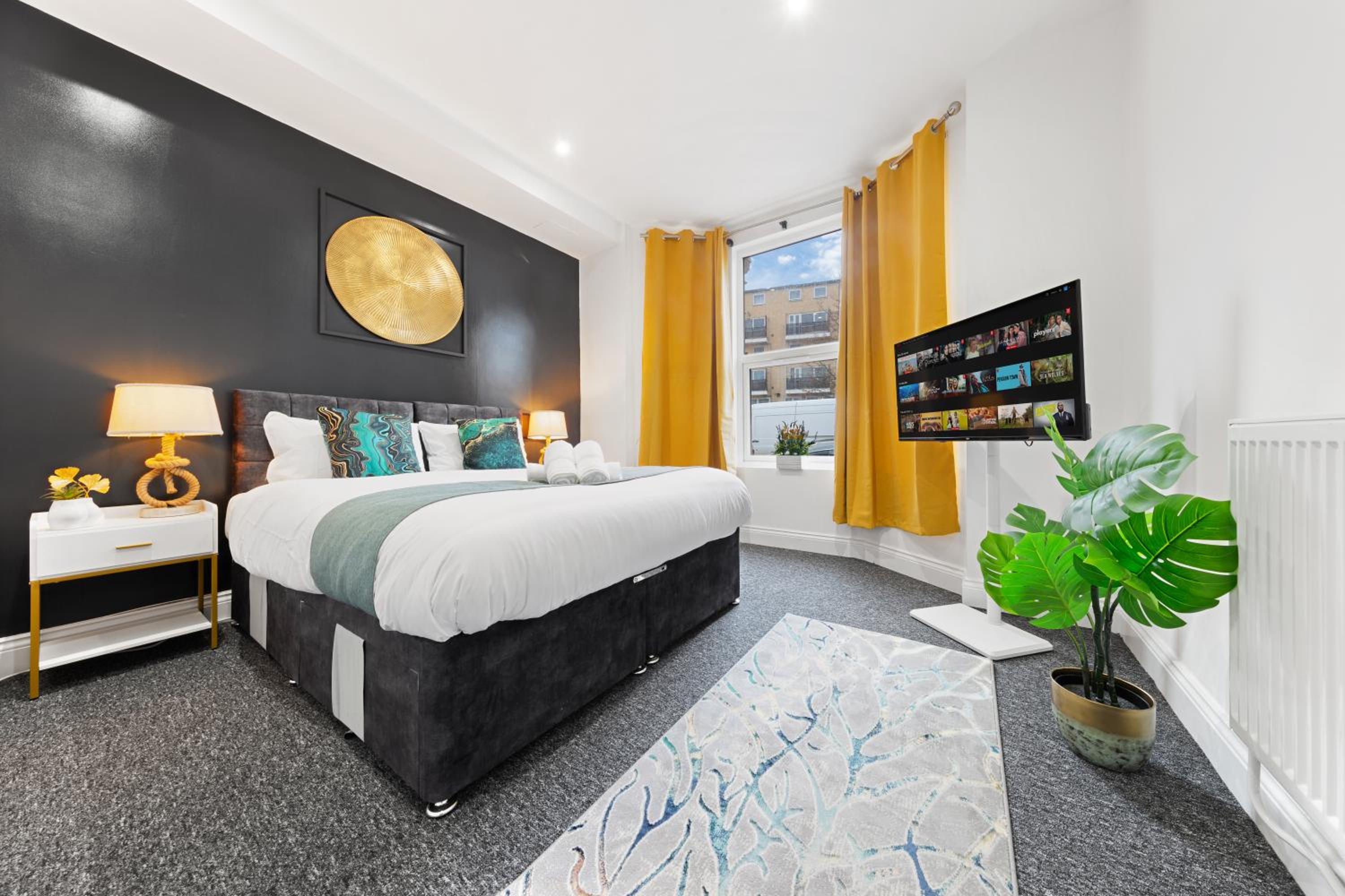 Stylish 2-Bed London House with Garden & Parking-Only 15 Mins to Central London! Sleeps 6 People - Save on Long Stays!