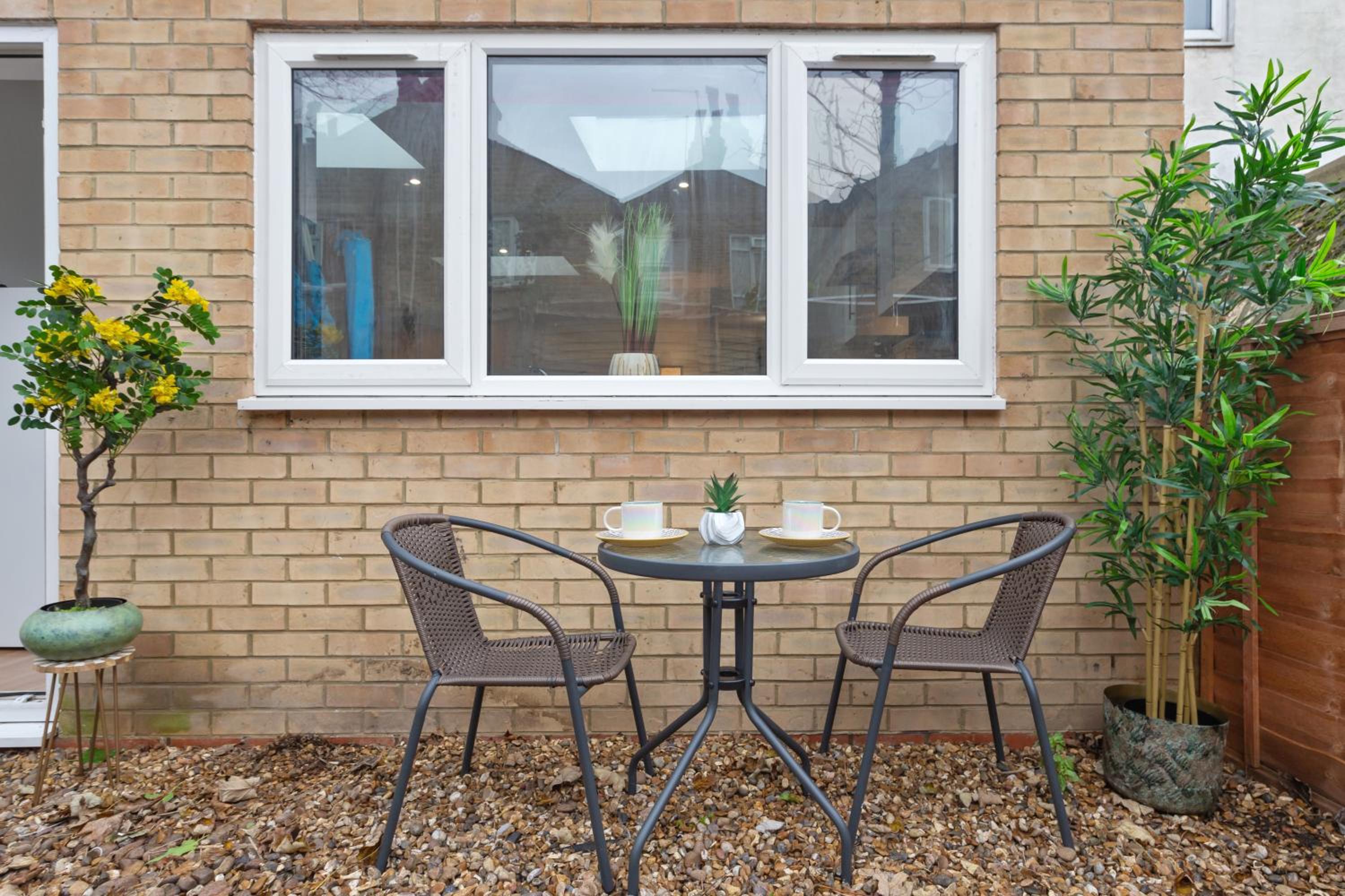 Stylish 2-Bed London House with Garden & Parking-Only 15 Mins to Central London! Sleeps 6 People - Save on Long Stays!