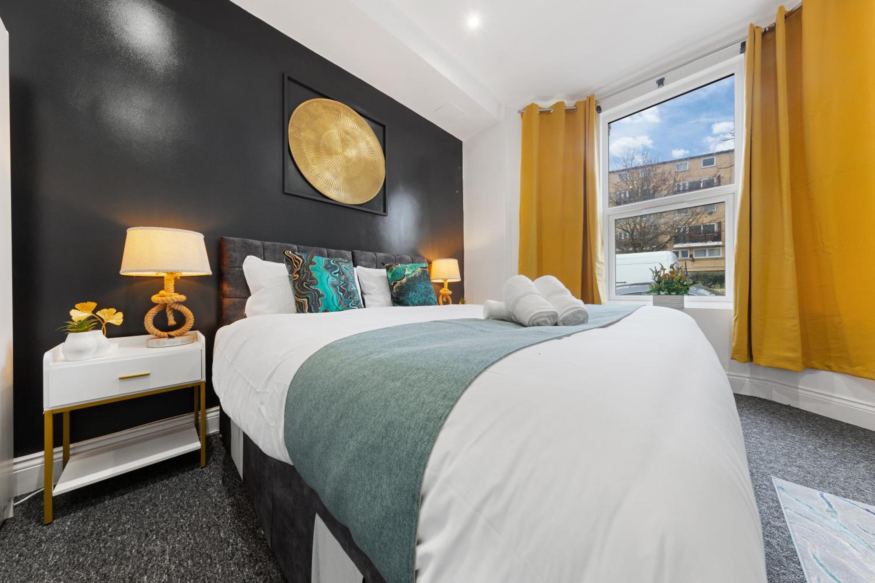 Stylish 2-Bed London House with Garden & Parking-Only 15 Mins to Central London! Sleeps 6 People - Save on Long Stays!