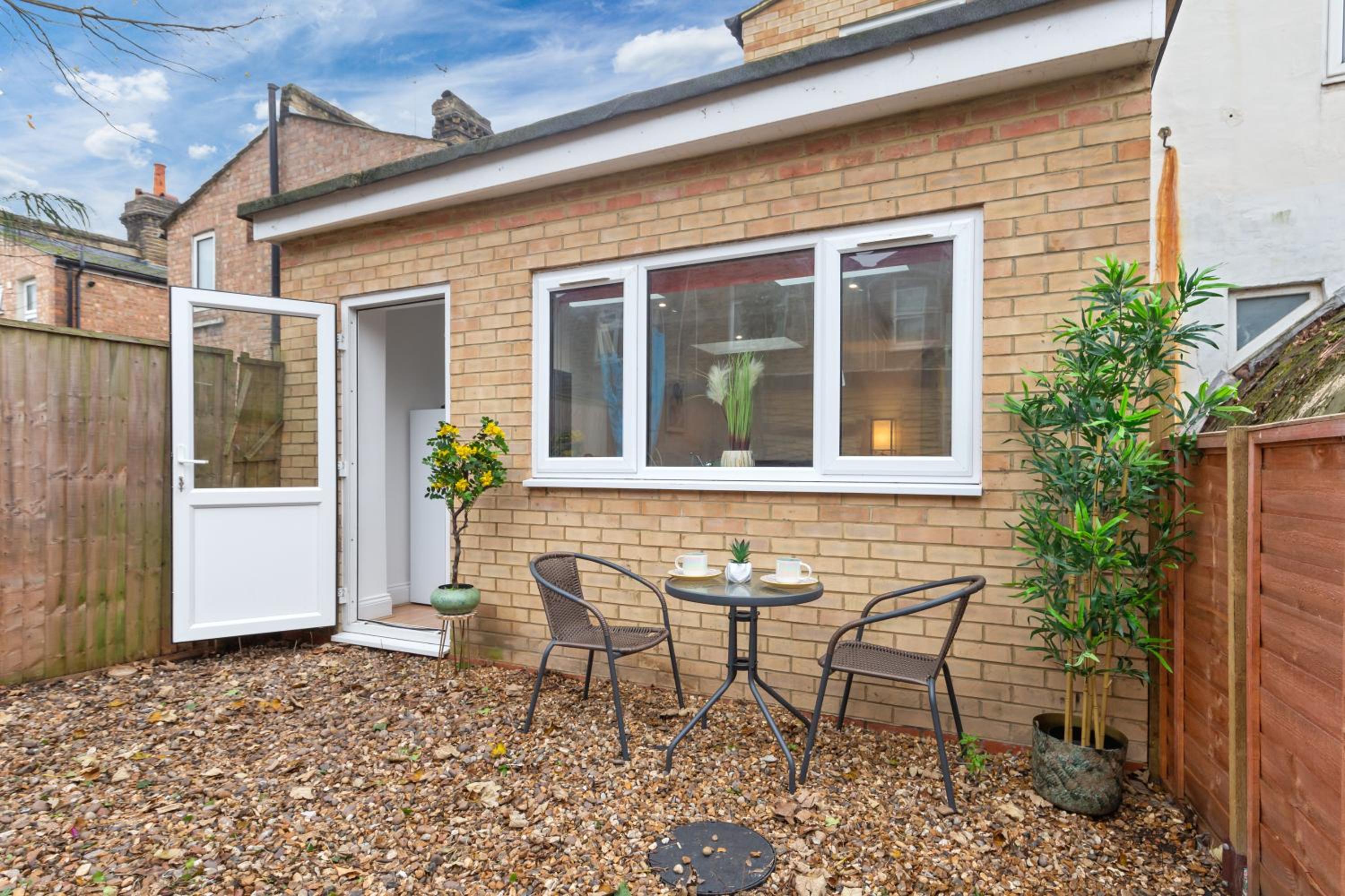 Stylish 2-Bed London House with Garden & Parking-Only 15 Mins to Central London! Sleeps 6 People - Save on Long Stays!