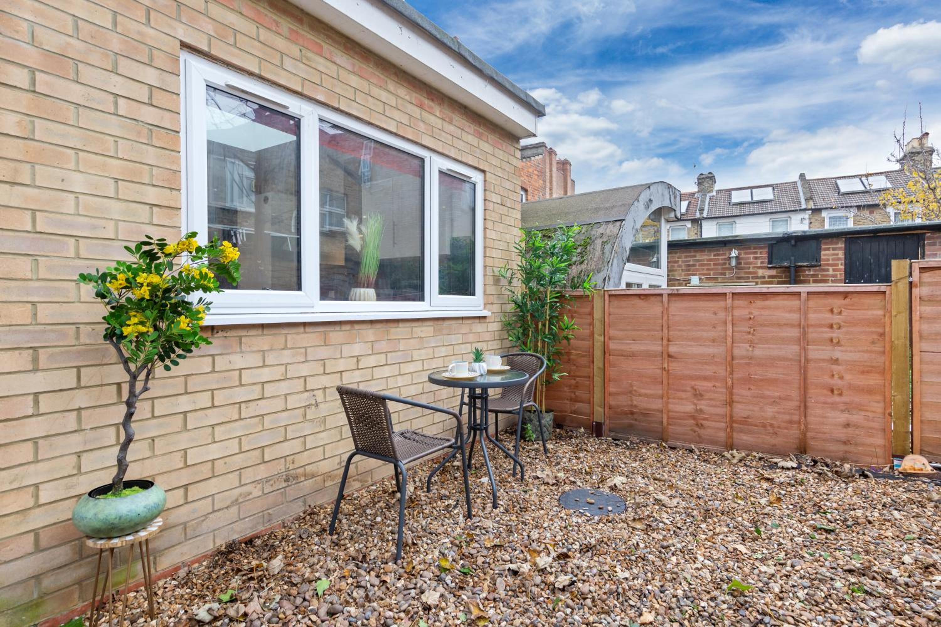 Stylish 2-Bed London House with Garden & Parking-Only 15 Mins to Central London! Sleeps 6 People - Save on Long Stays!