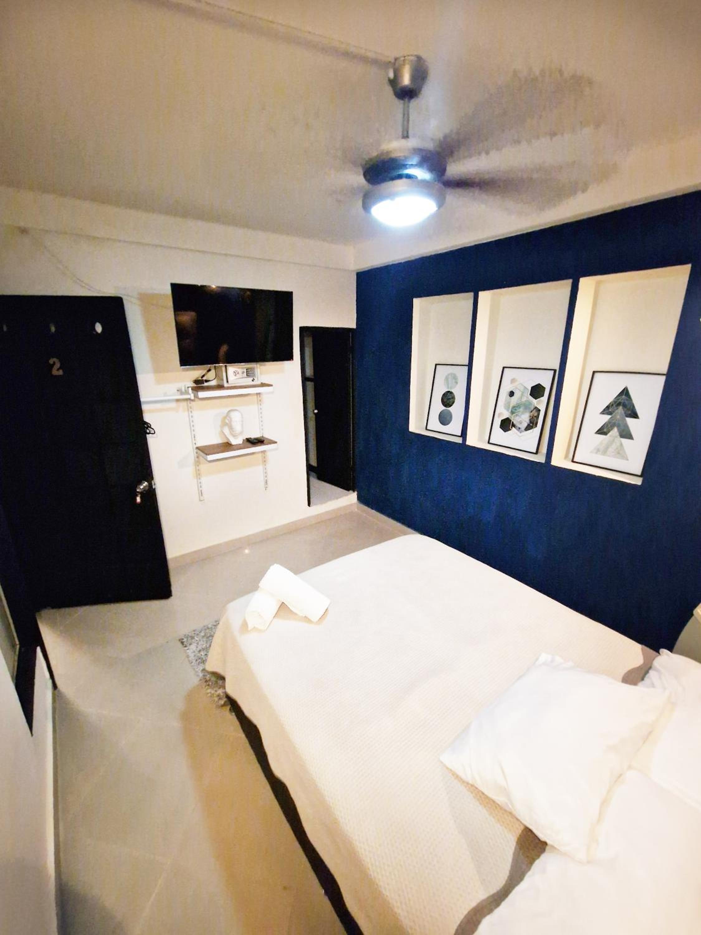5 Bedrooms Apartment with Jacuzzi at Lleras park