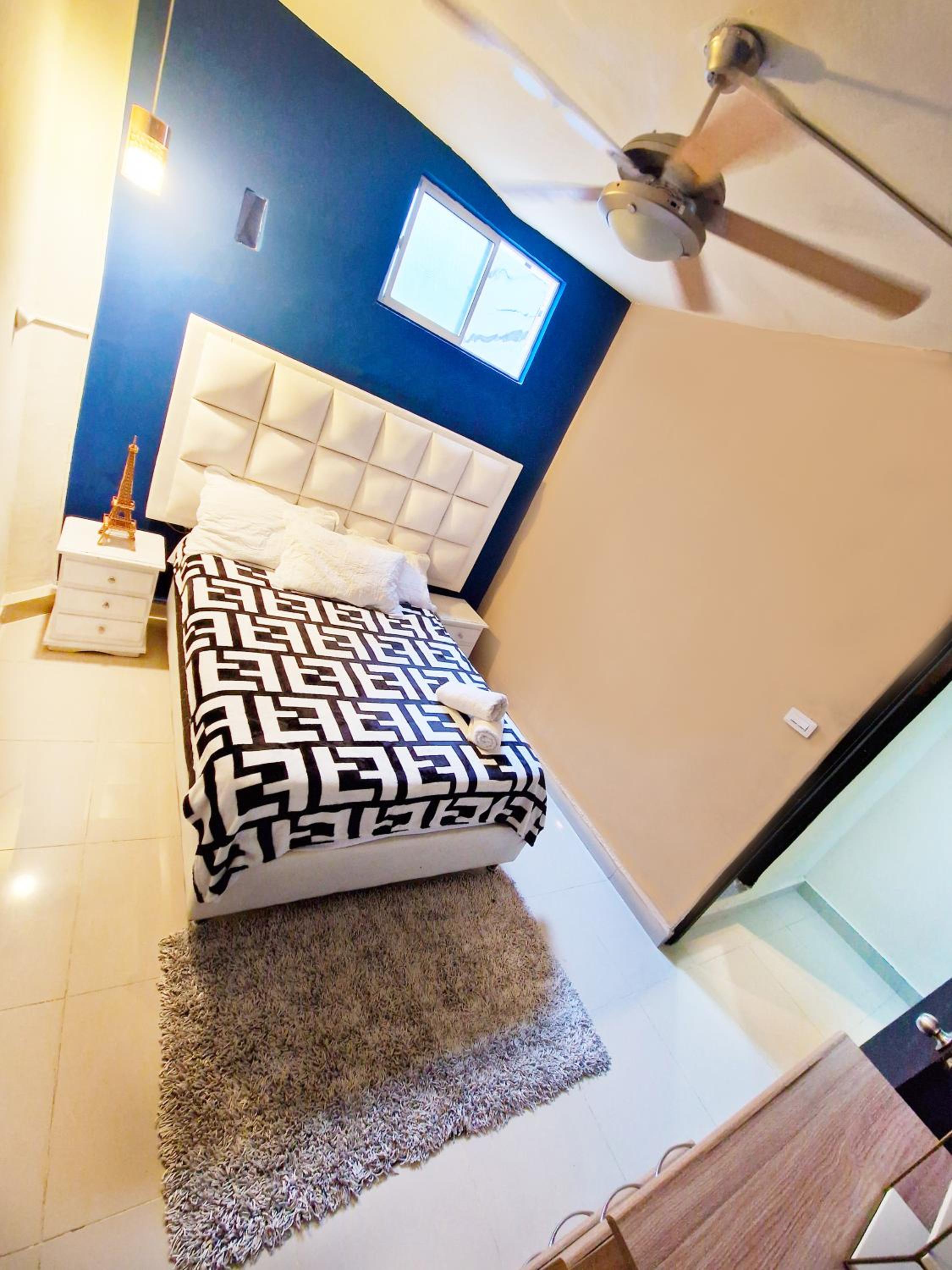 5 Bedrooms Apartment with Jacuzzi at Lleras park