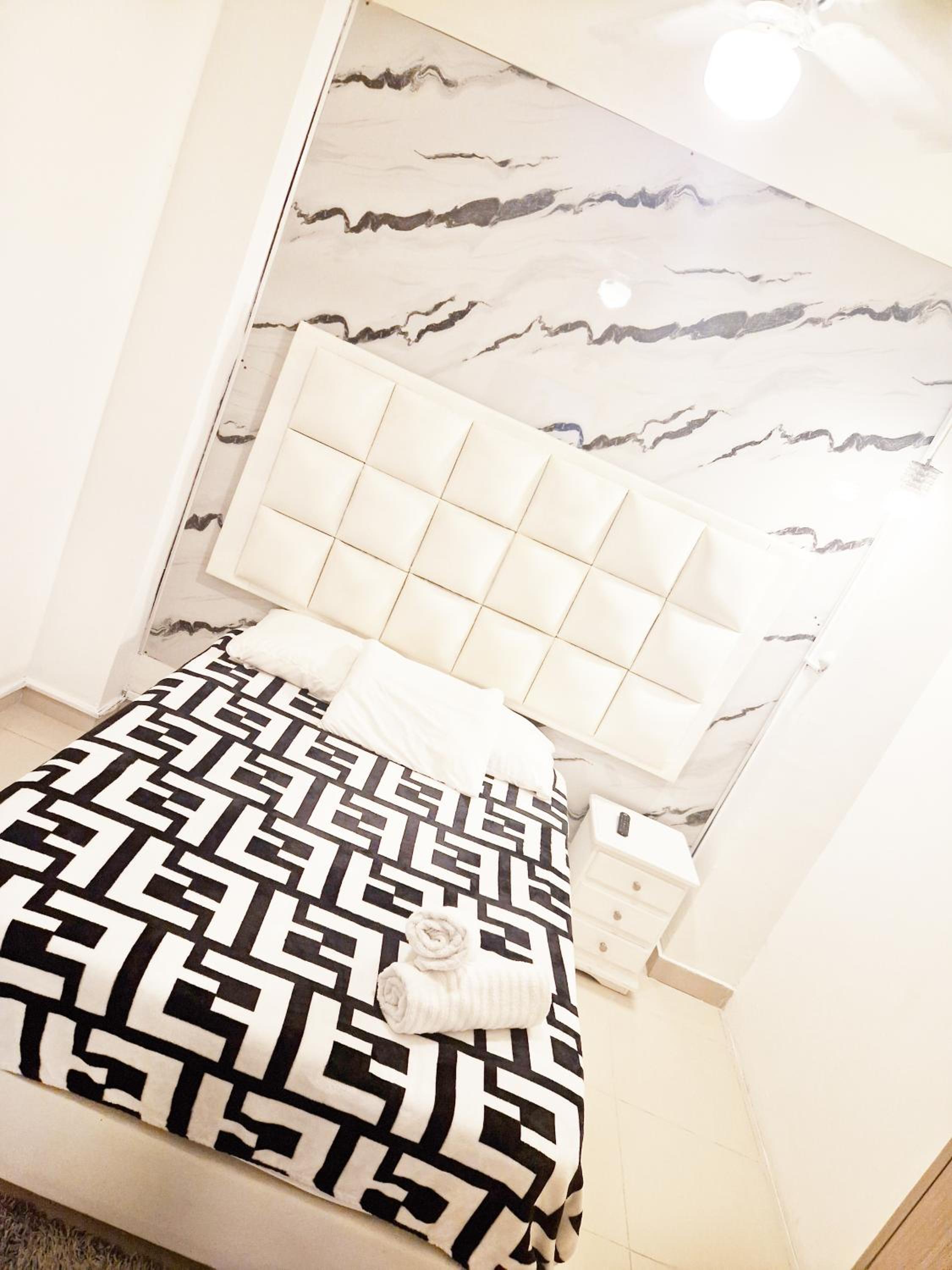 5 Bedrooms Apartment with Jacuzzi at Lleras park