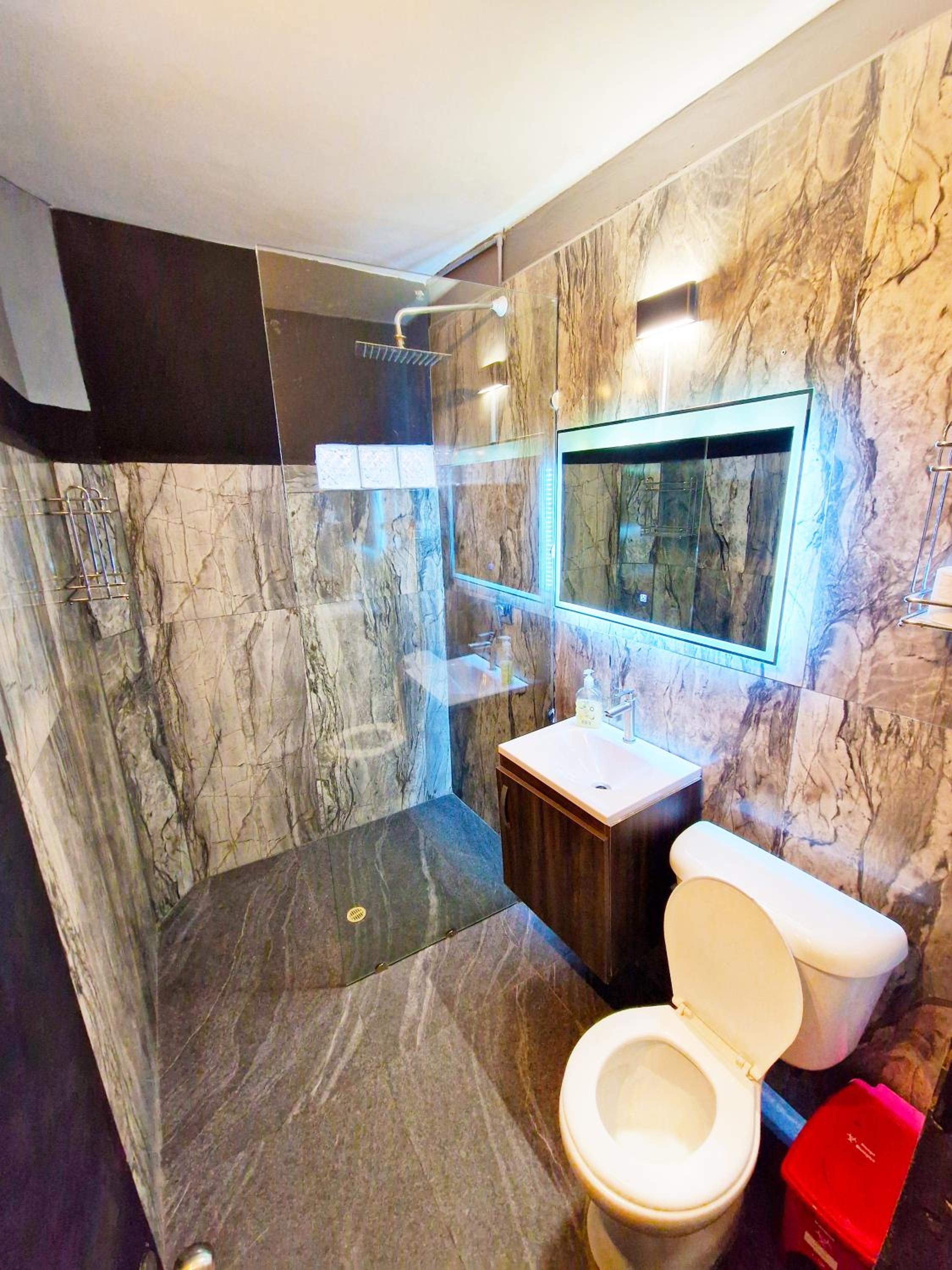 5 Bedrooms Apartment with Jacuzzi at Lleras park