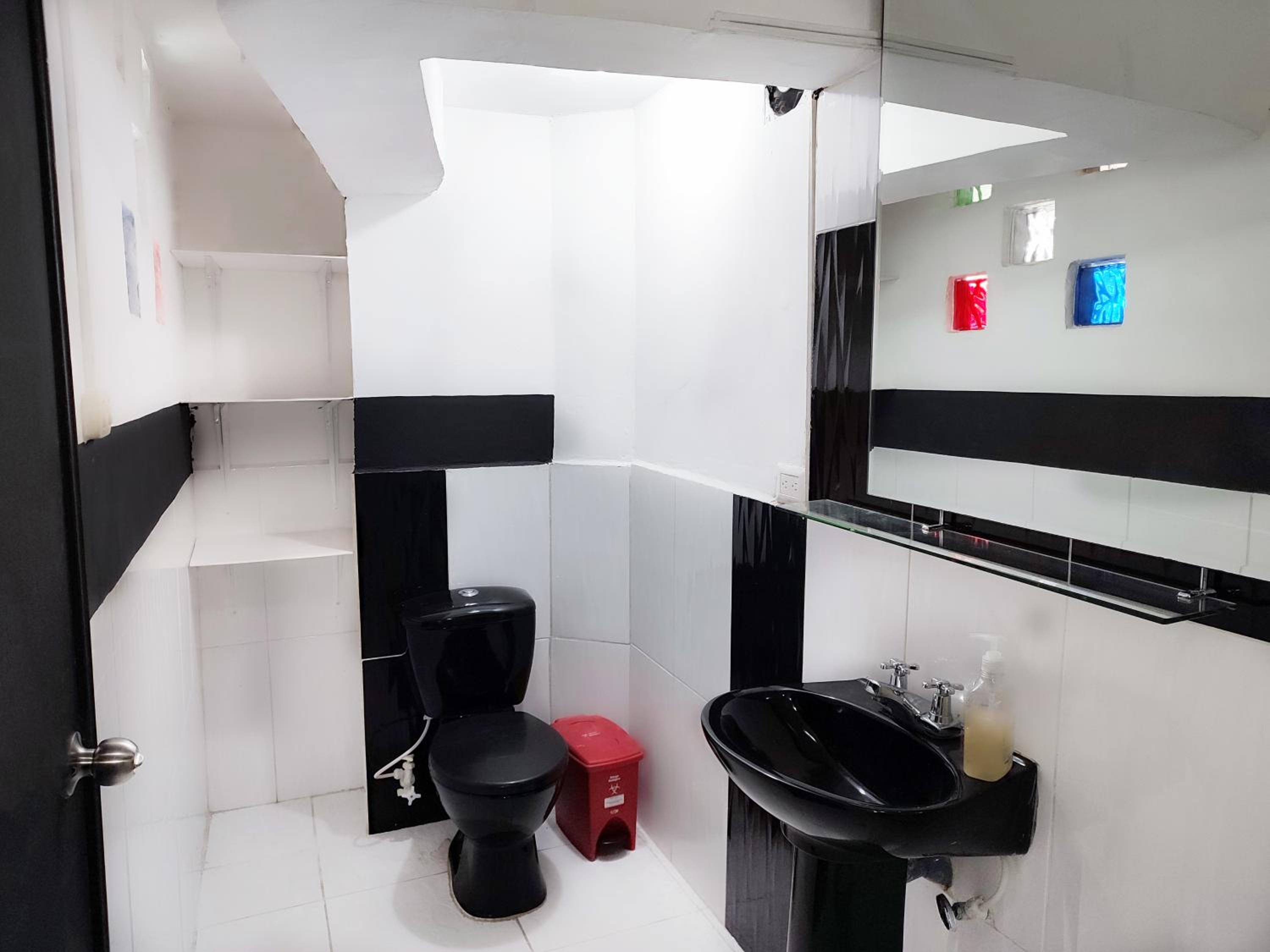 5 Bedrooms Apartment with Jacuzzi at Lleras park
