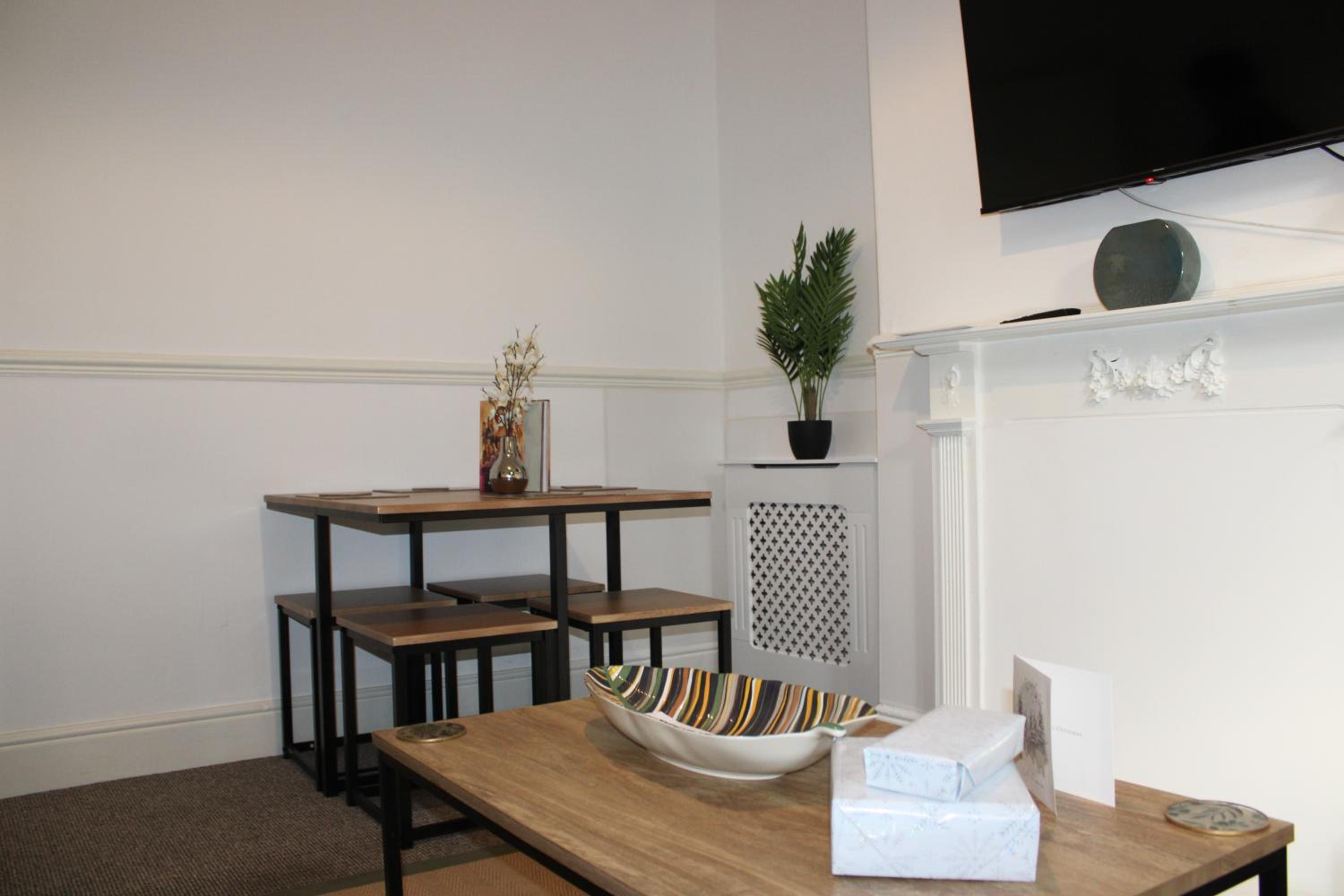 Tennyson Street Lincoln Central- Spacious 5 Bedroom House, Perfect for Short & Long Stays #Business #Leisure #Contractors #Relocators view 4