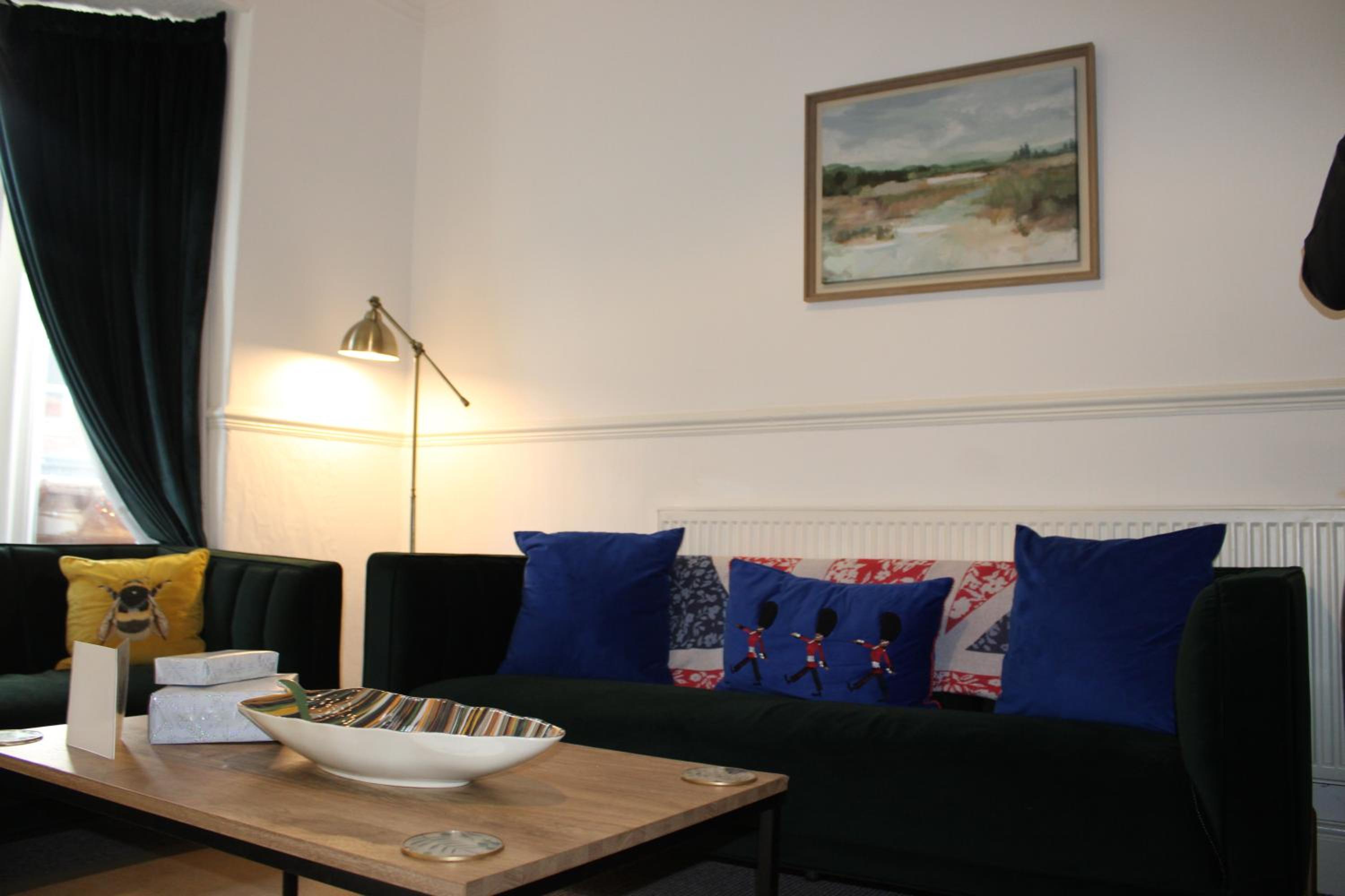 Tennyson Street Lincoln Central- Spacious 5 Bedroom House, Perfect for Short & Long Stays #Business #Leisure #Contractors #Relocators view 3