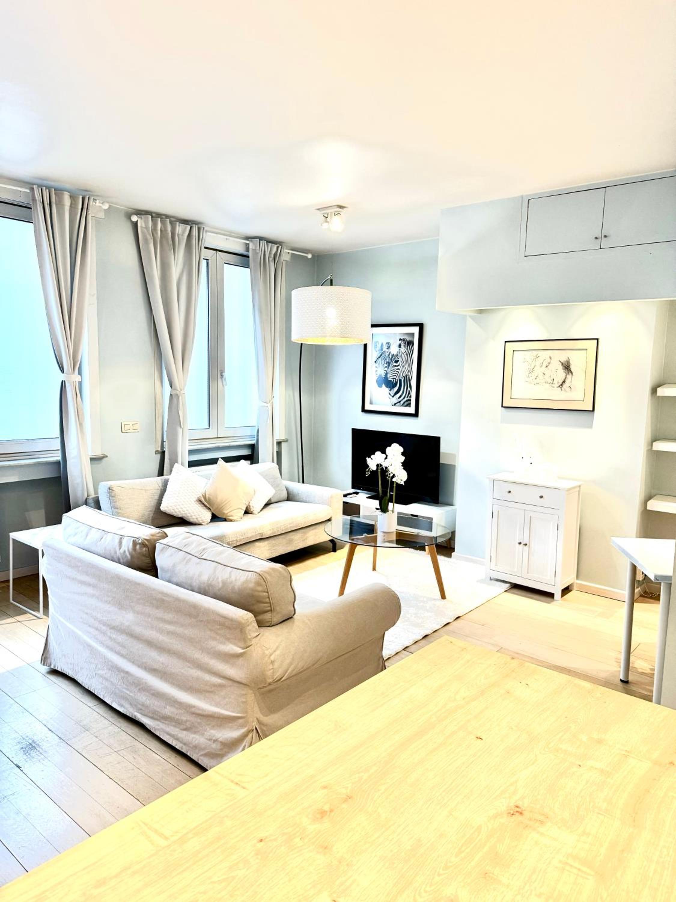 Beautiful 2 bedroom familiar luxury apartment