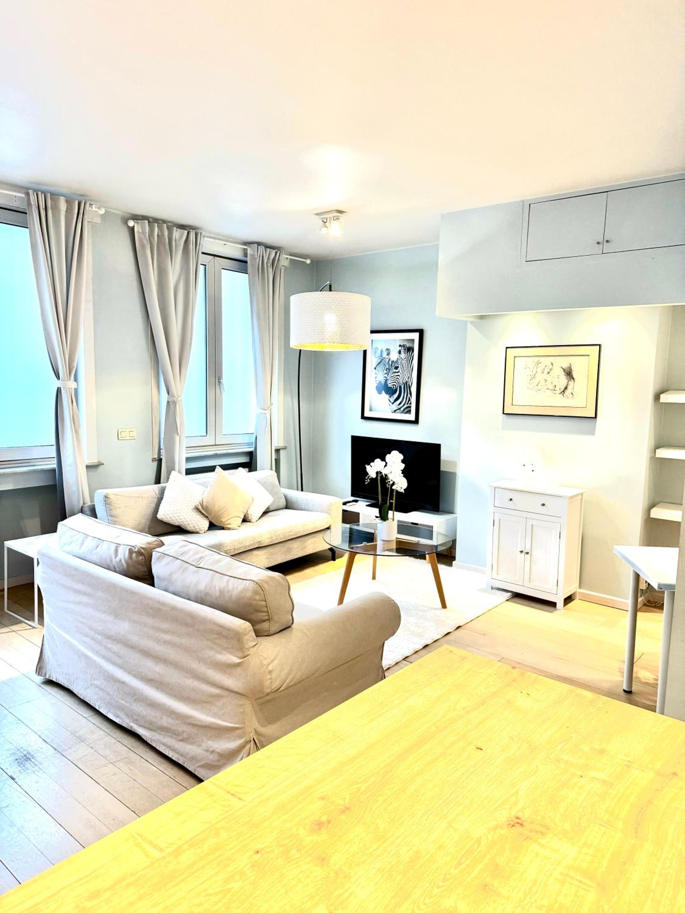 Beautiful 2 bedroom familiar luxury apartment