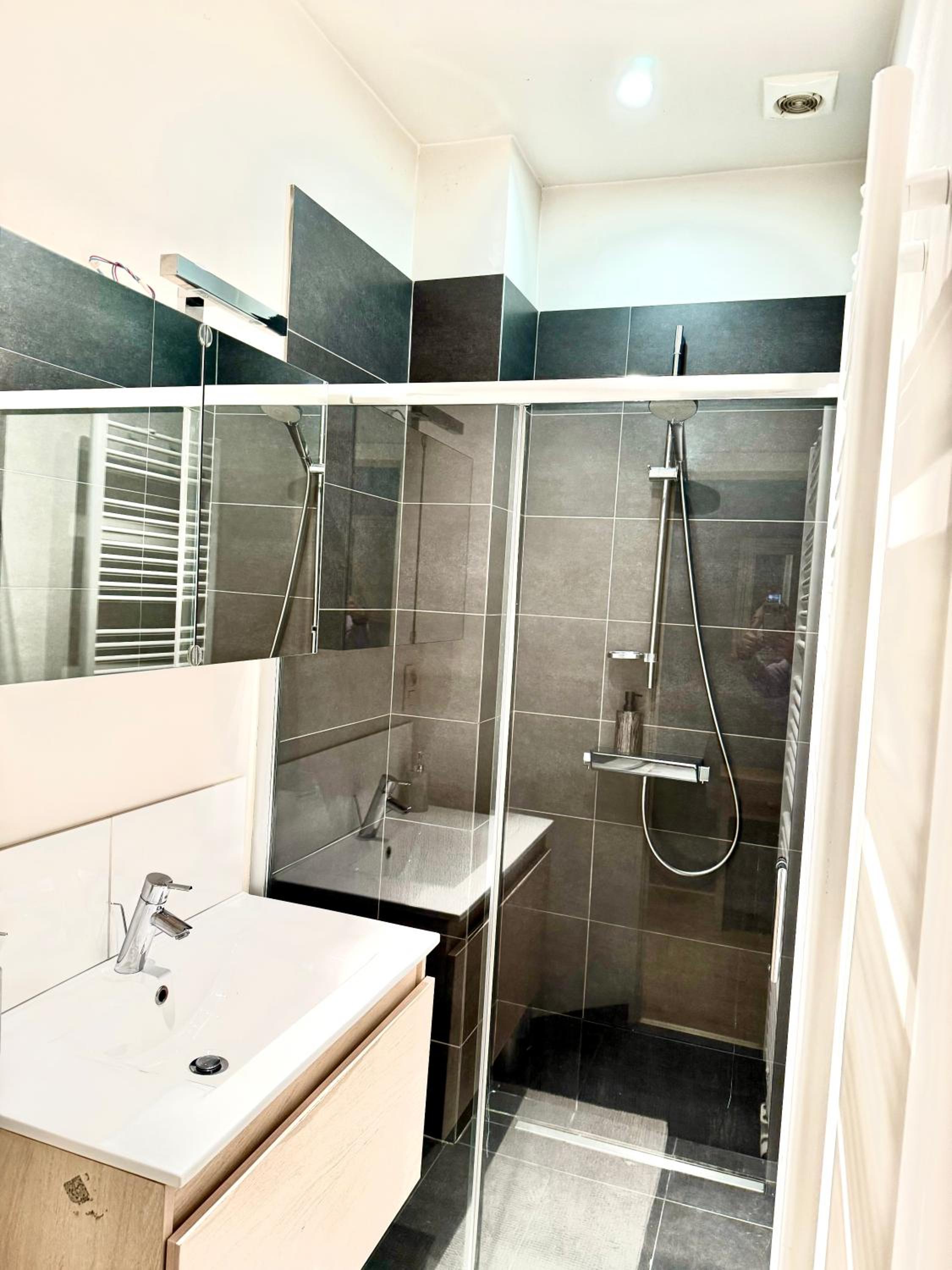 Beautiful 2 bedroom familiar luxury apartment
