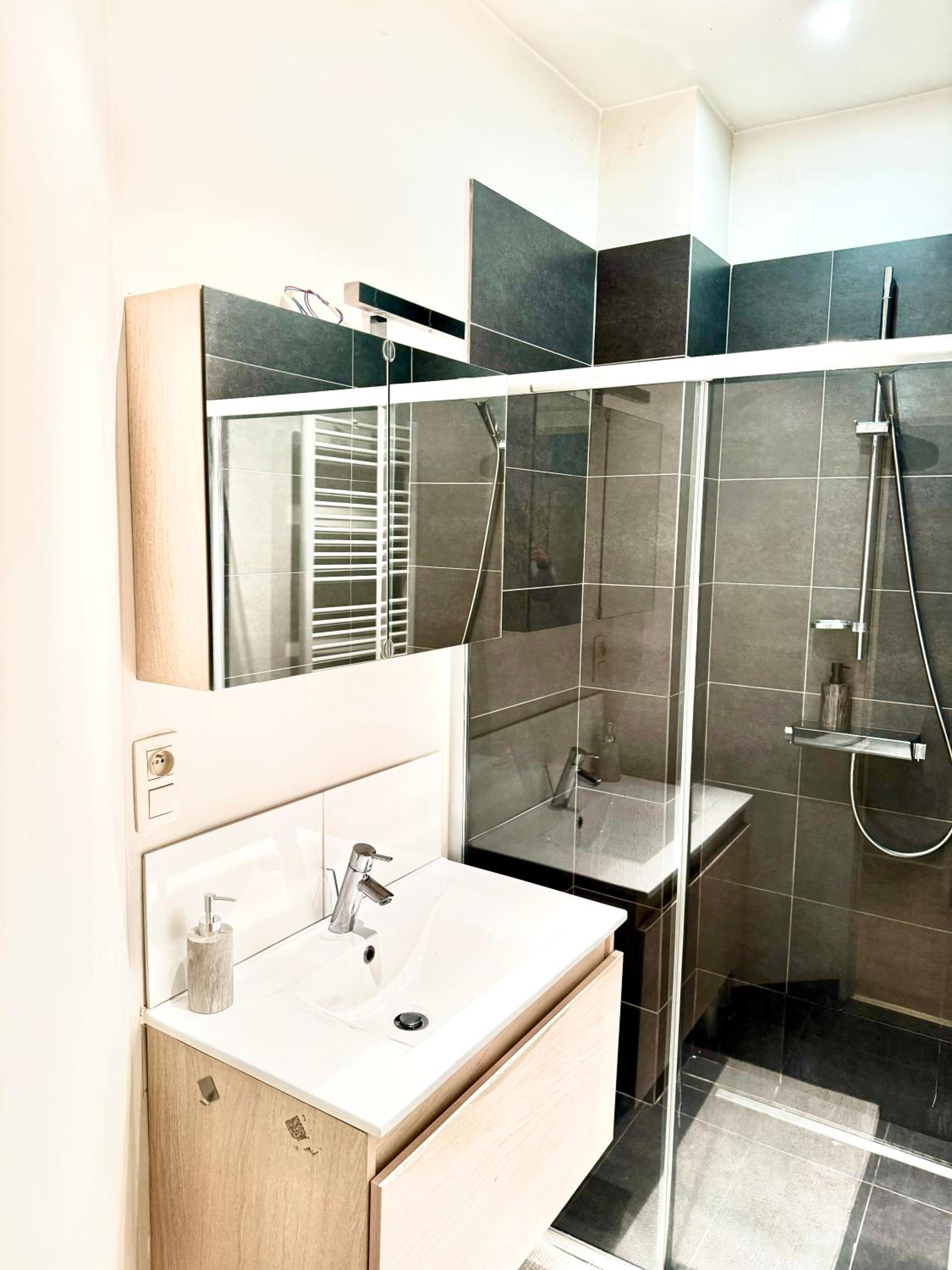 Beautiful 2 bedroom familiar luxury apartment