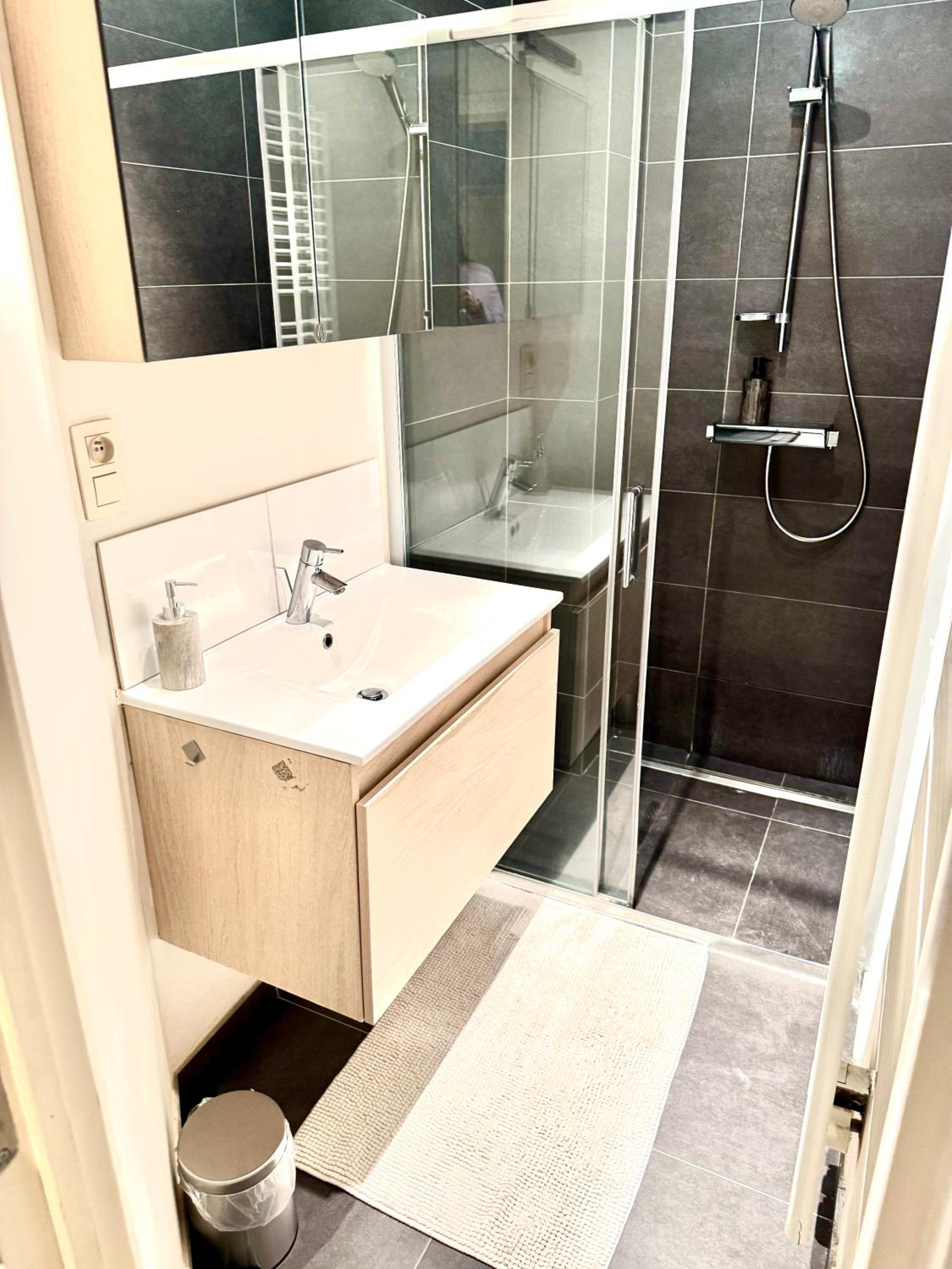 Beautiful 2 bedroom familiar luxury apartment