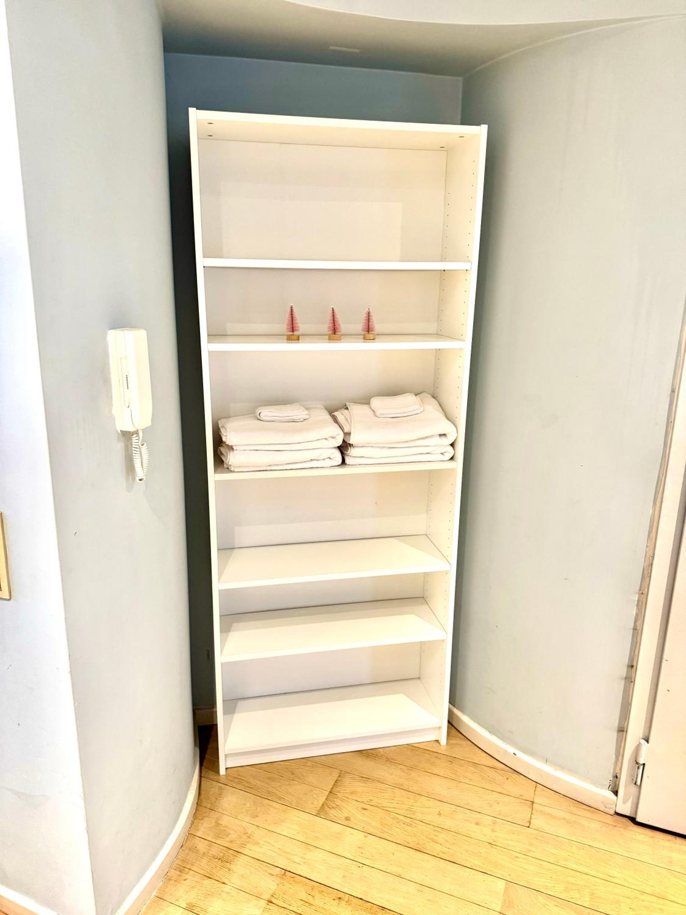 Beautiful 2 bedroom familiar luxury apartment