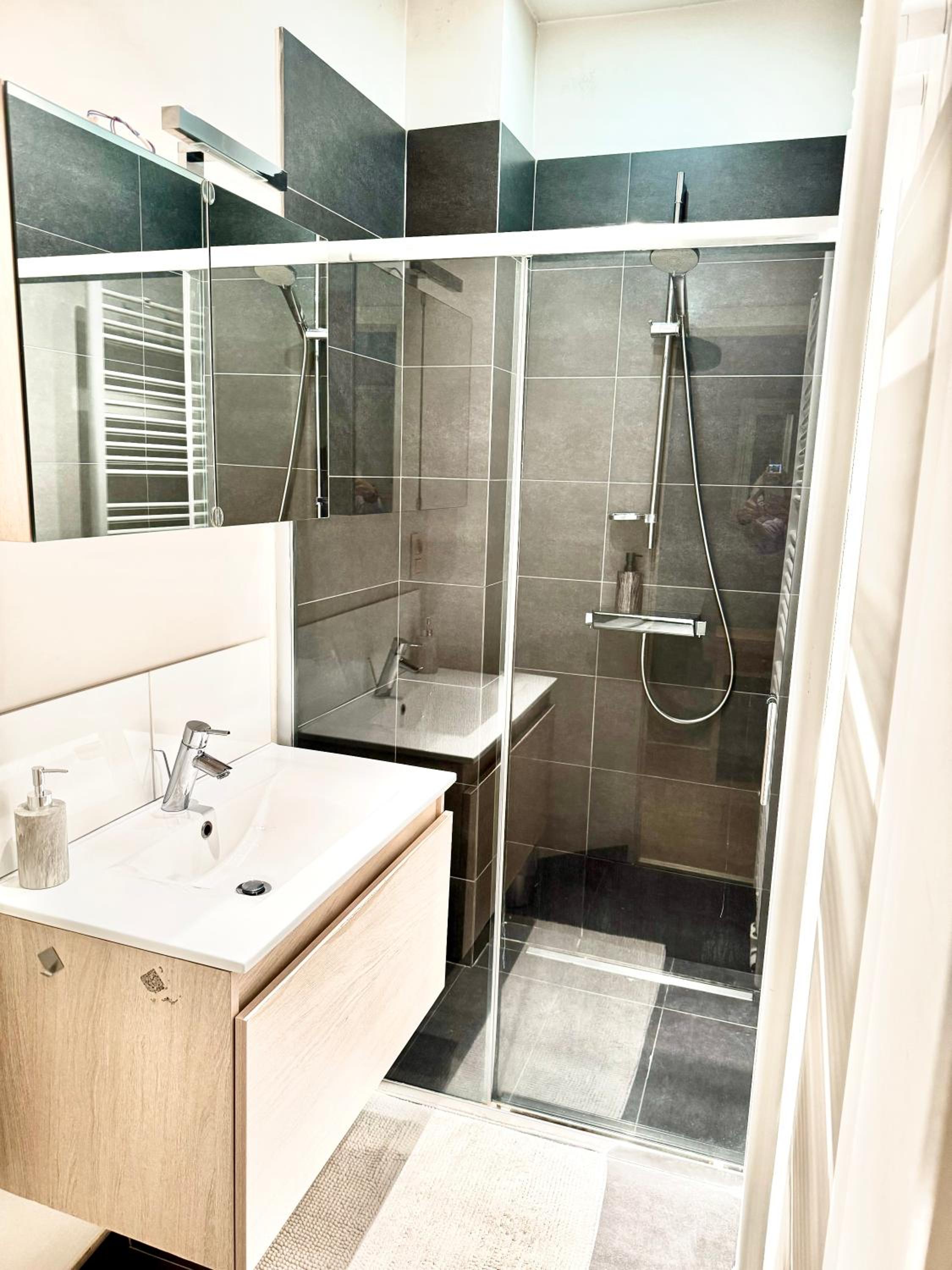 Beautiful 2 bedroom familiar luxury apartment