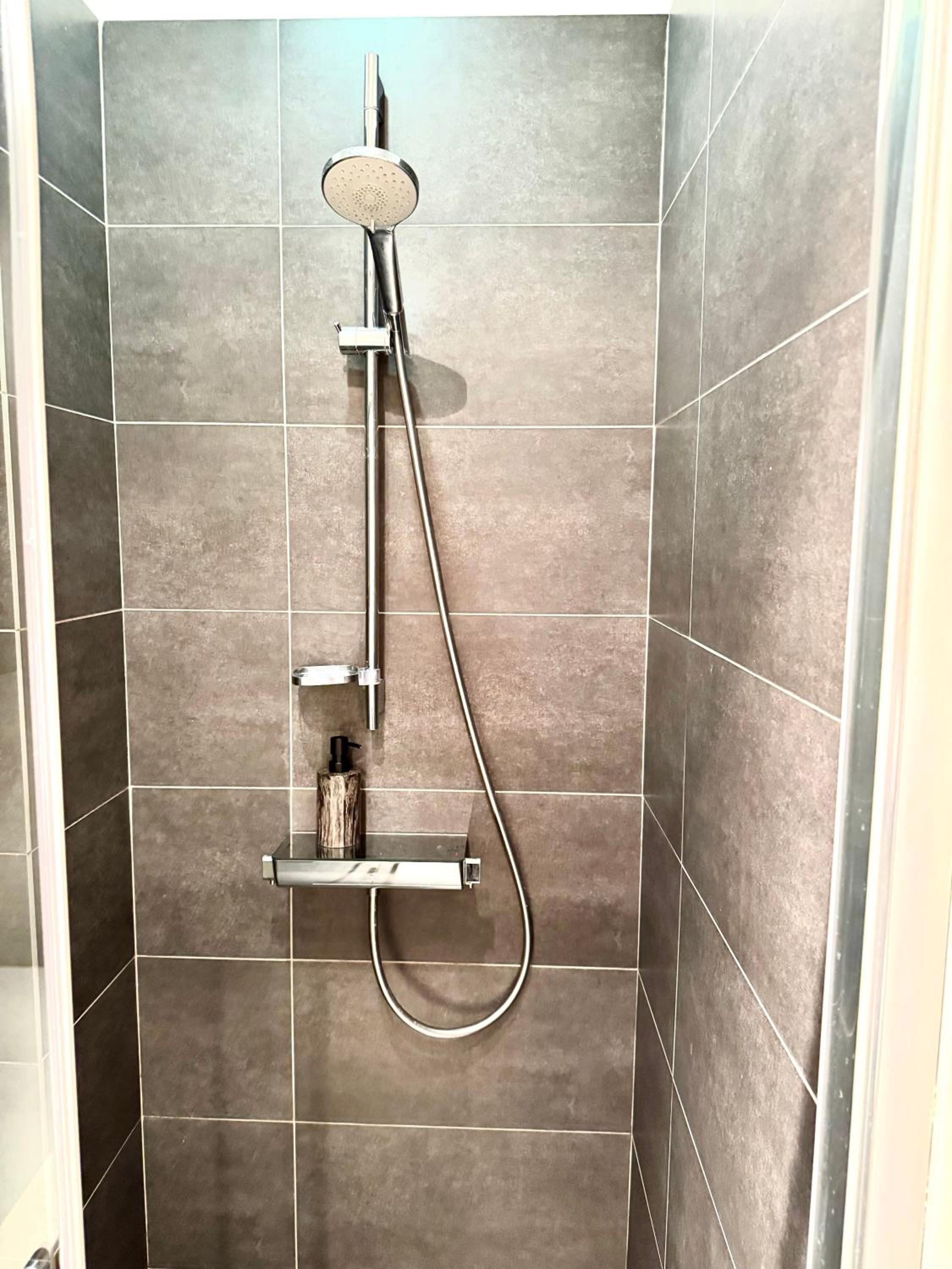 Beautiful 2 bedroom familiar luxury apartment