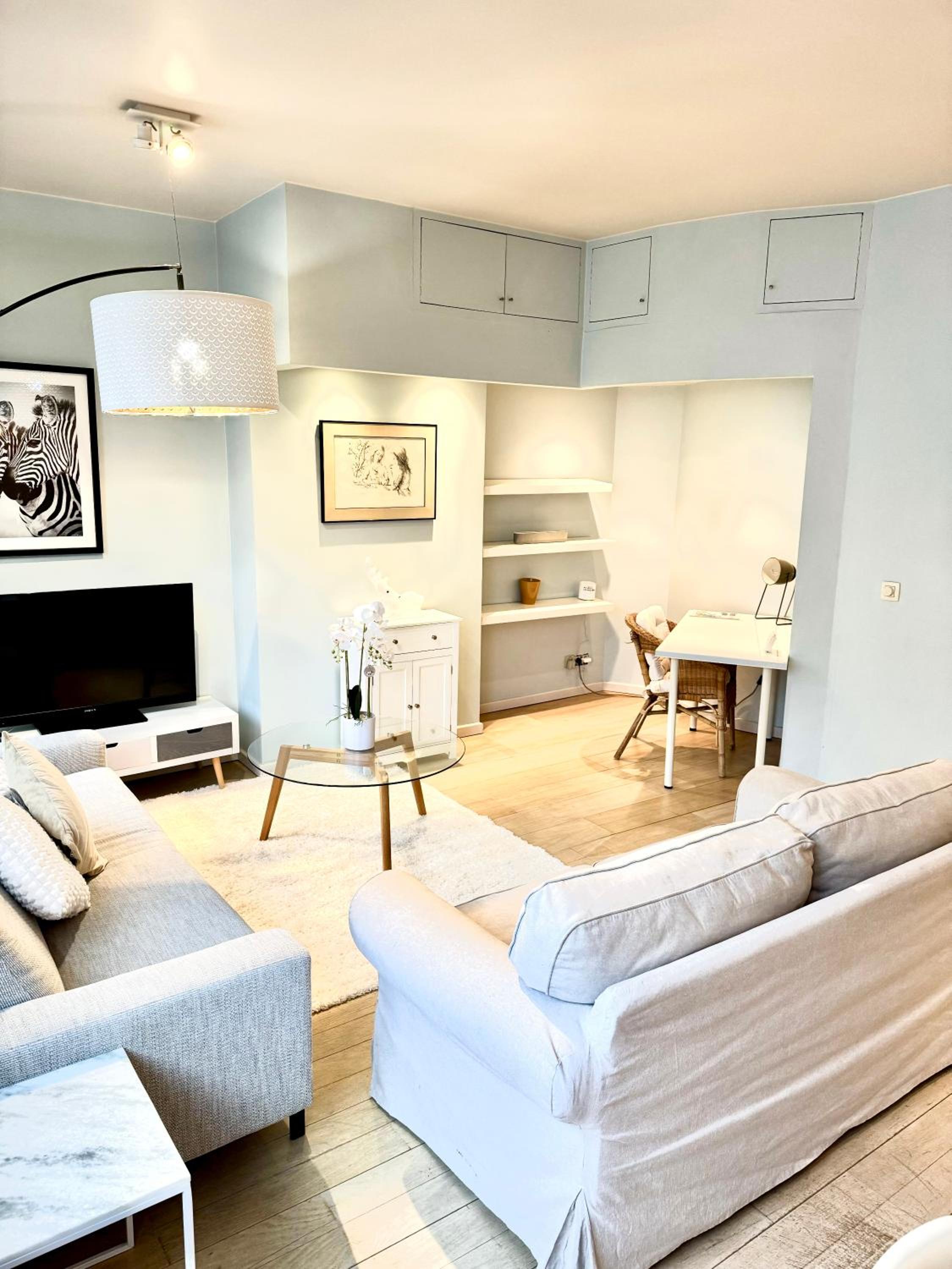 Beautiful 2 bedroom familiar luxury apartment