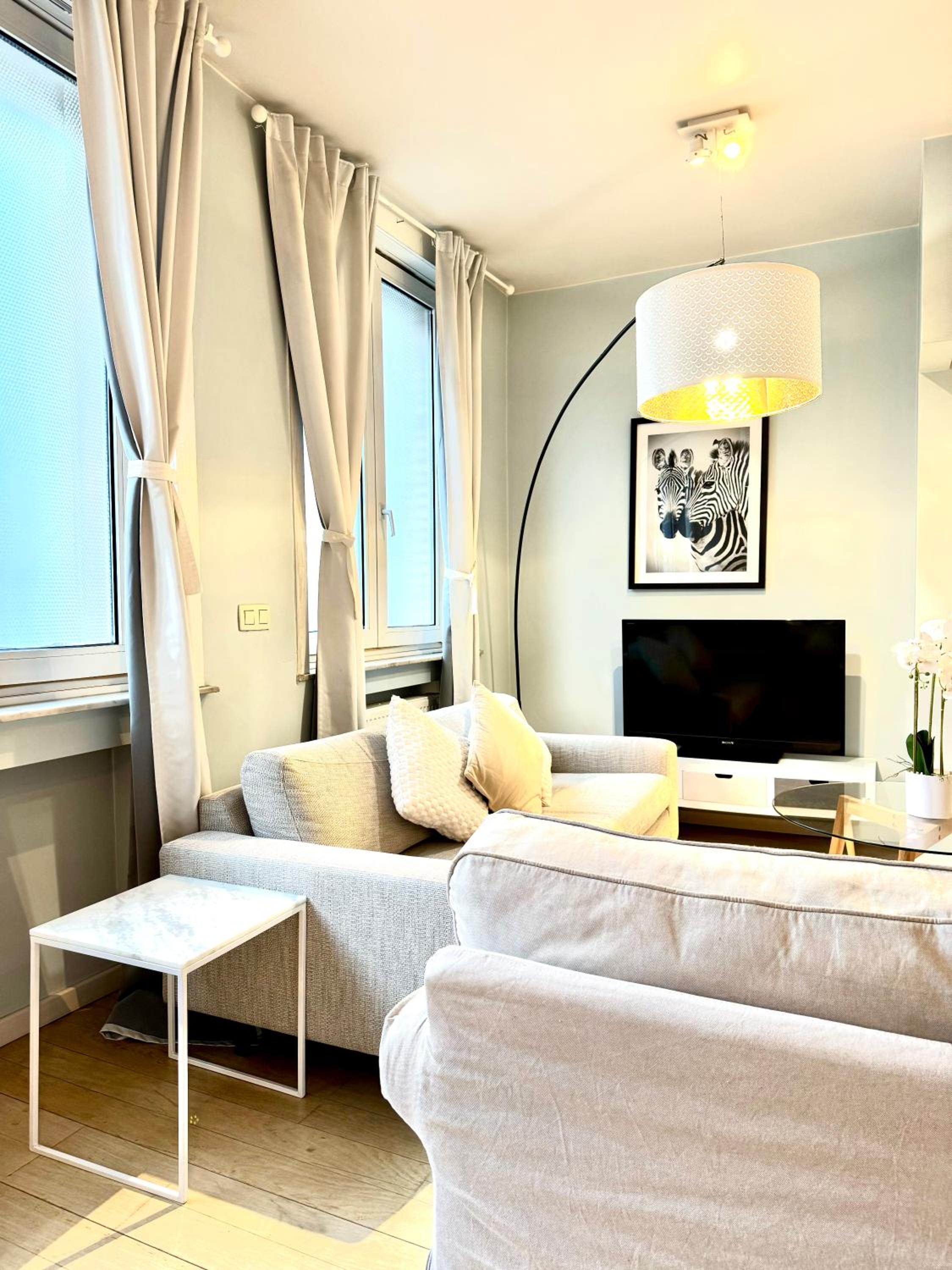 Beautiful 2 bedroom familiar luxury apartment