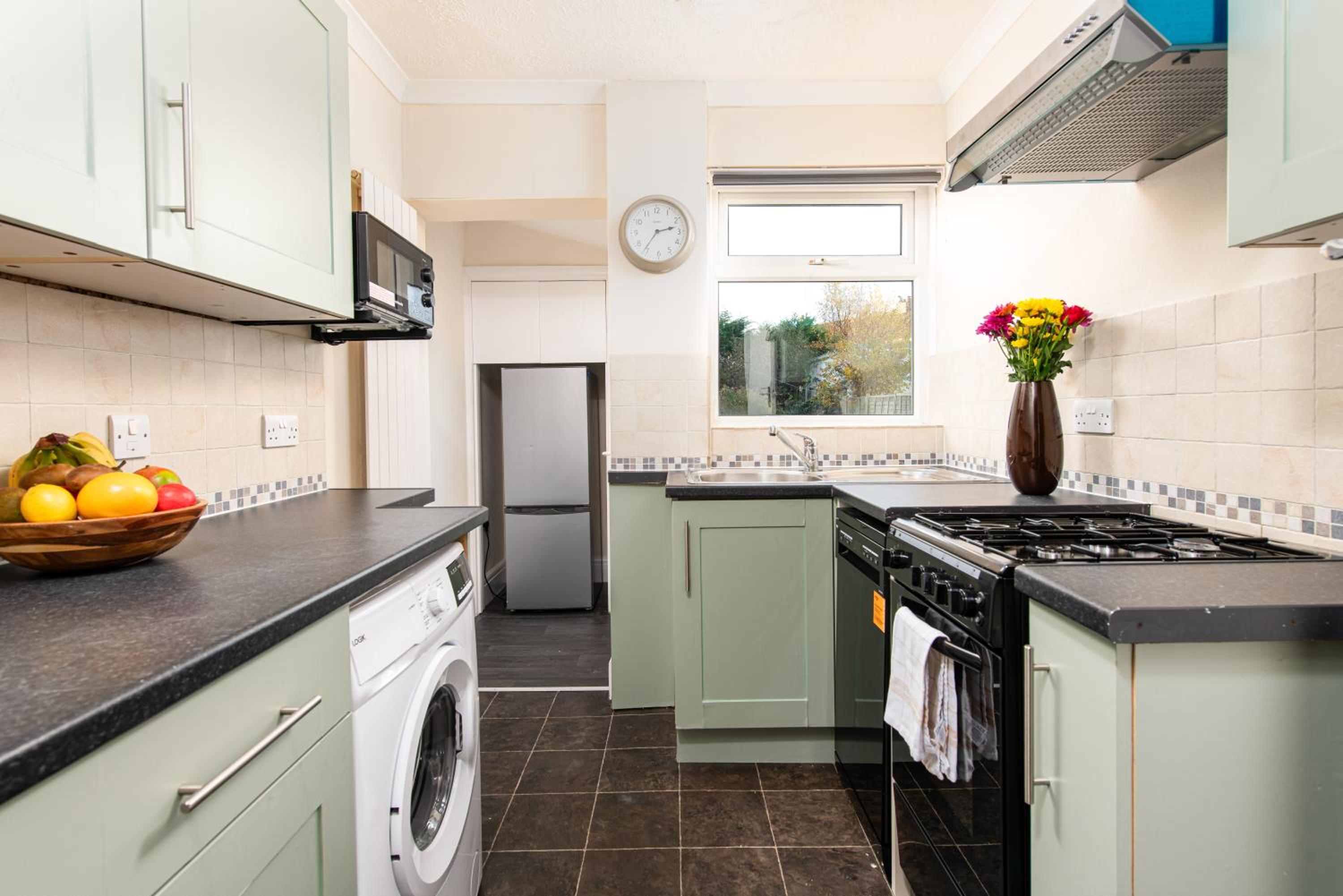Long Stays-4bed house-Parking-By FabAccommodation view 2